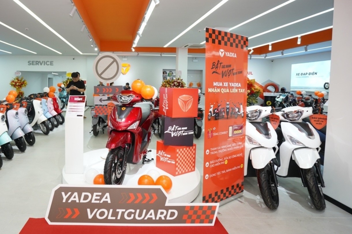 Yadea khai truong showroom dau tien theo tieu chuan moi tai Viet Nam hinh anh