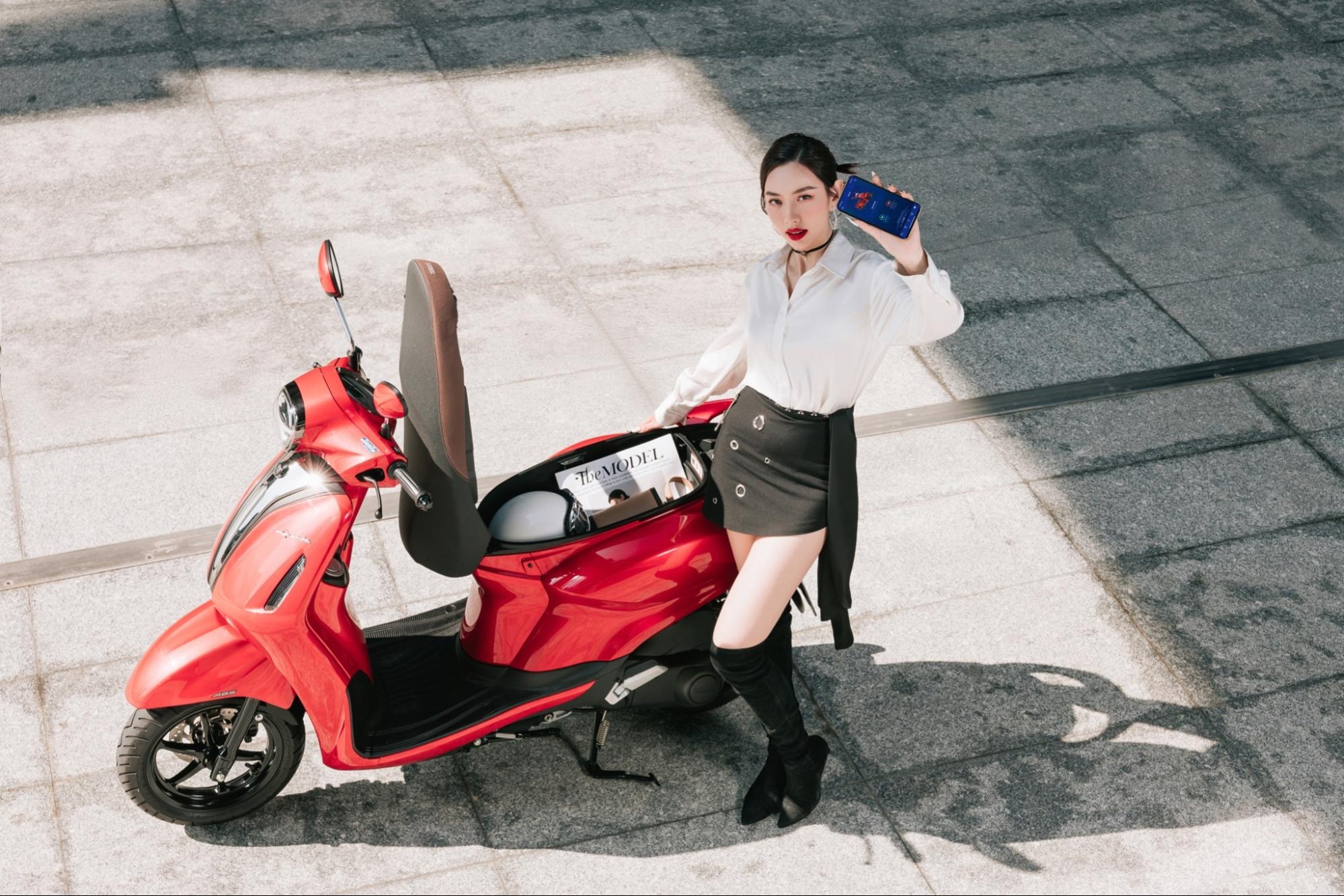 Hoa hau Thuy Tien khoe dang ben phu kien xung tam hinh anh