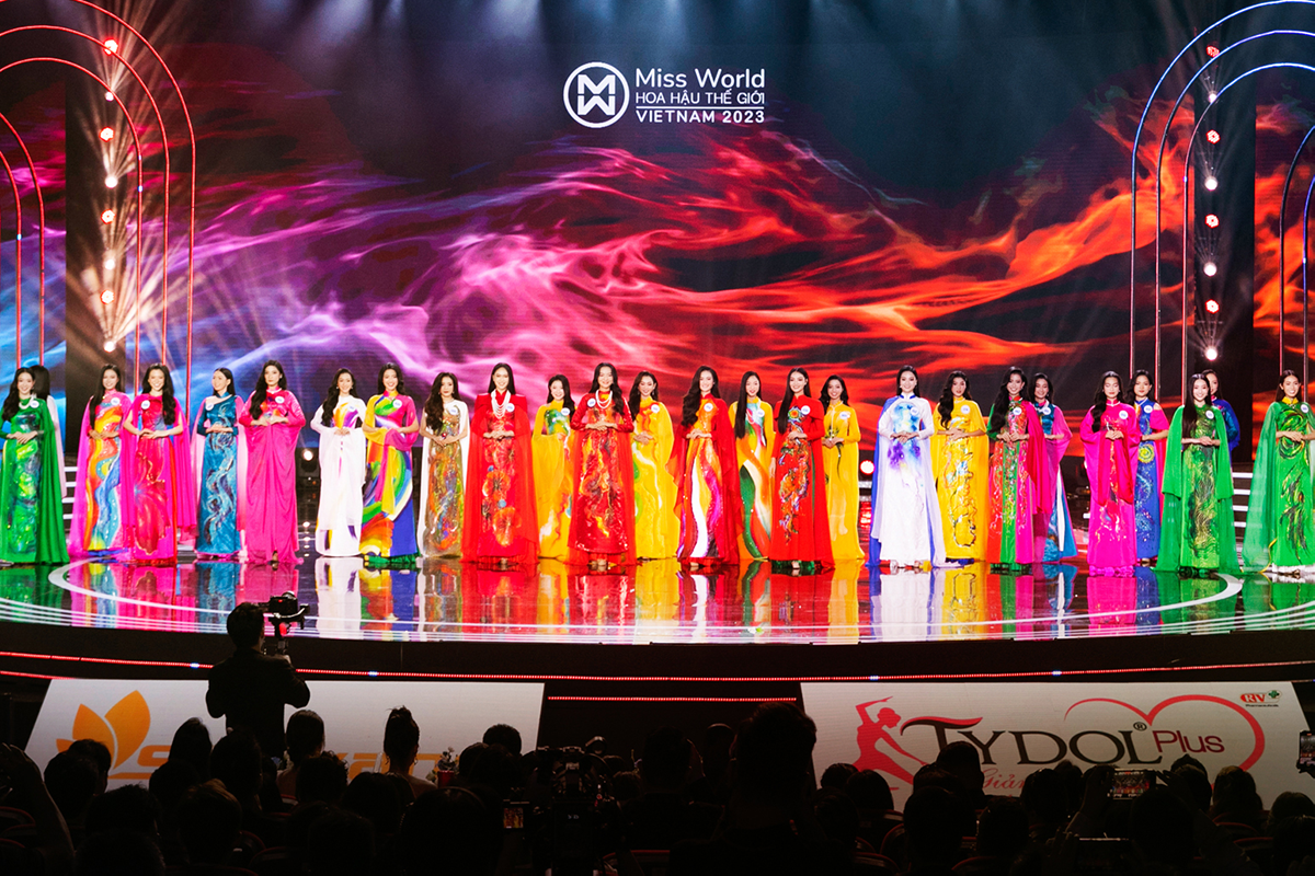 Miss World Viet Nam dung san khau xoay 360 do hinh anh