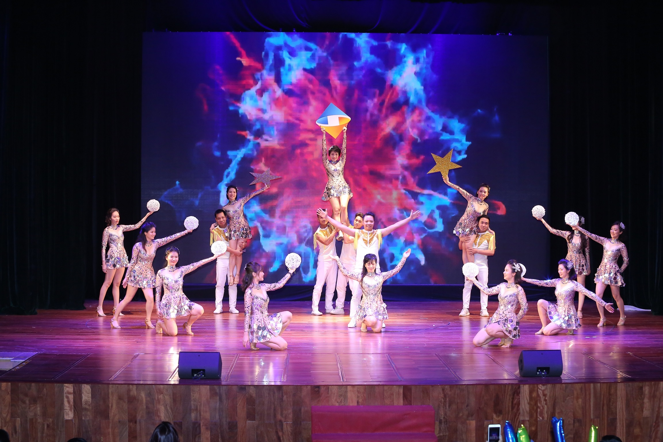 Thi dua noi bo - 'chat keo' dac biet gan ket to chuc hinh anh