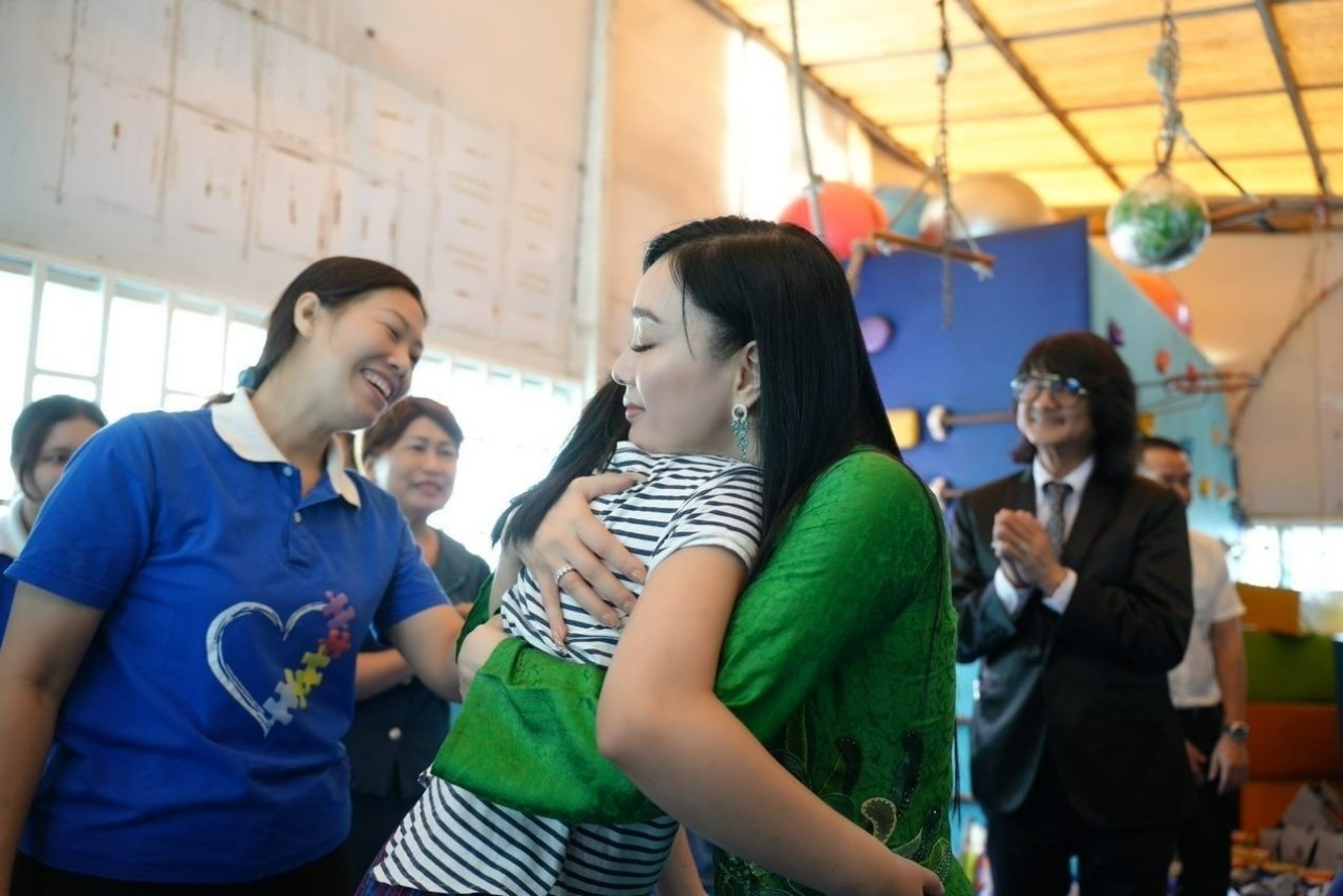 Chung Le De cung European Wellness tang qua tre tu ky tai TP.HCM hinh anh