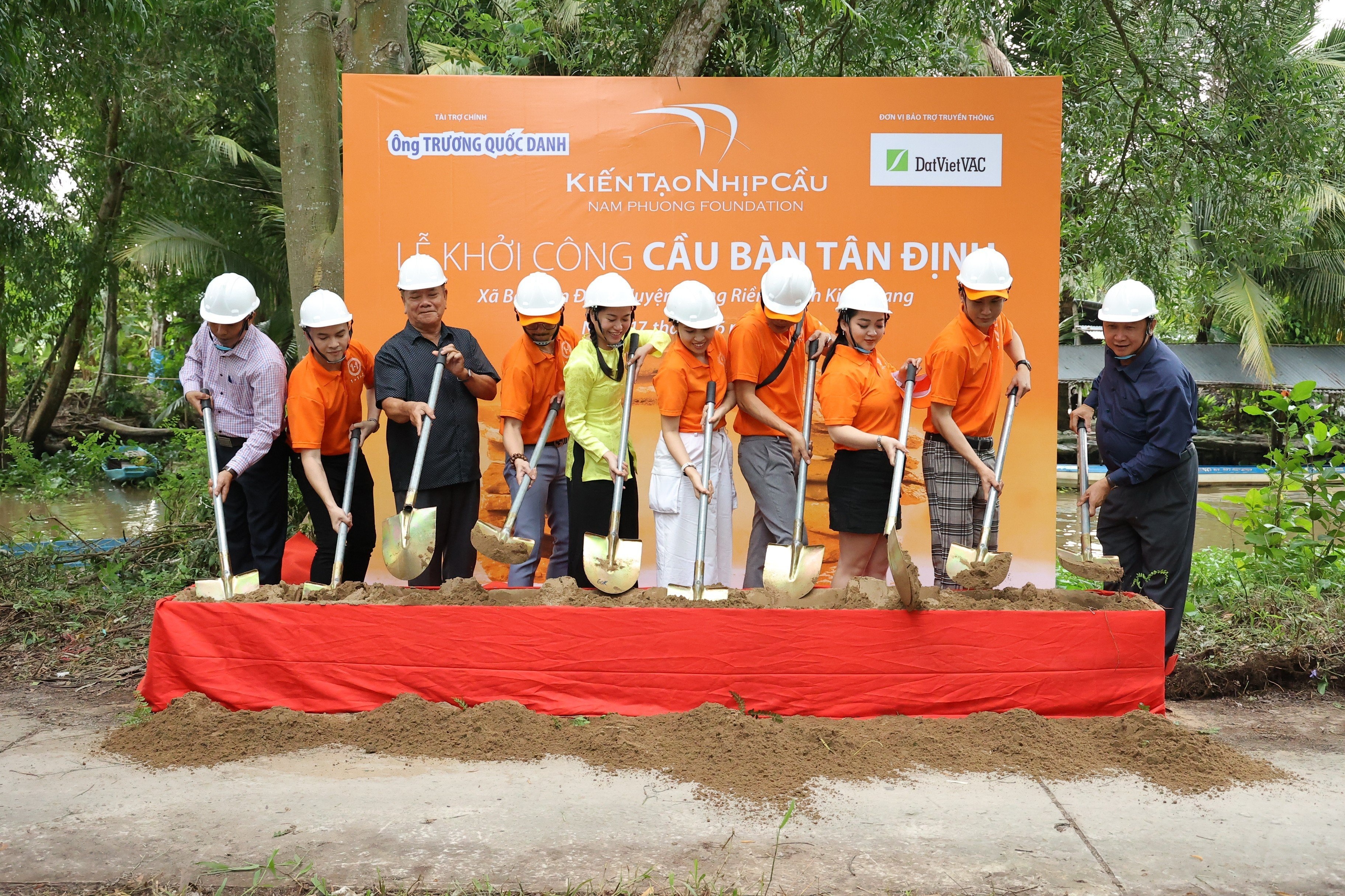 Quy Nam Phuong mang chuong trinh ‘Kien tao nhip cau’ den Kien Giang hinh anh