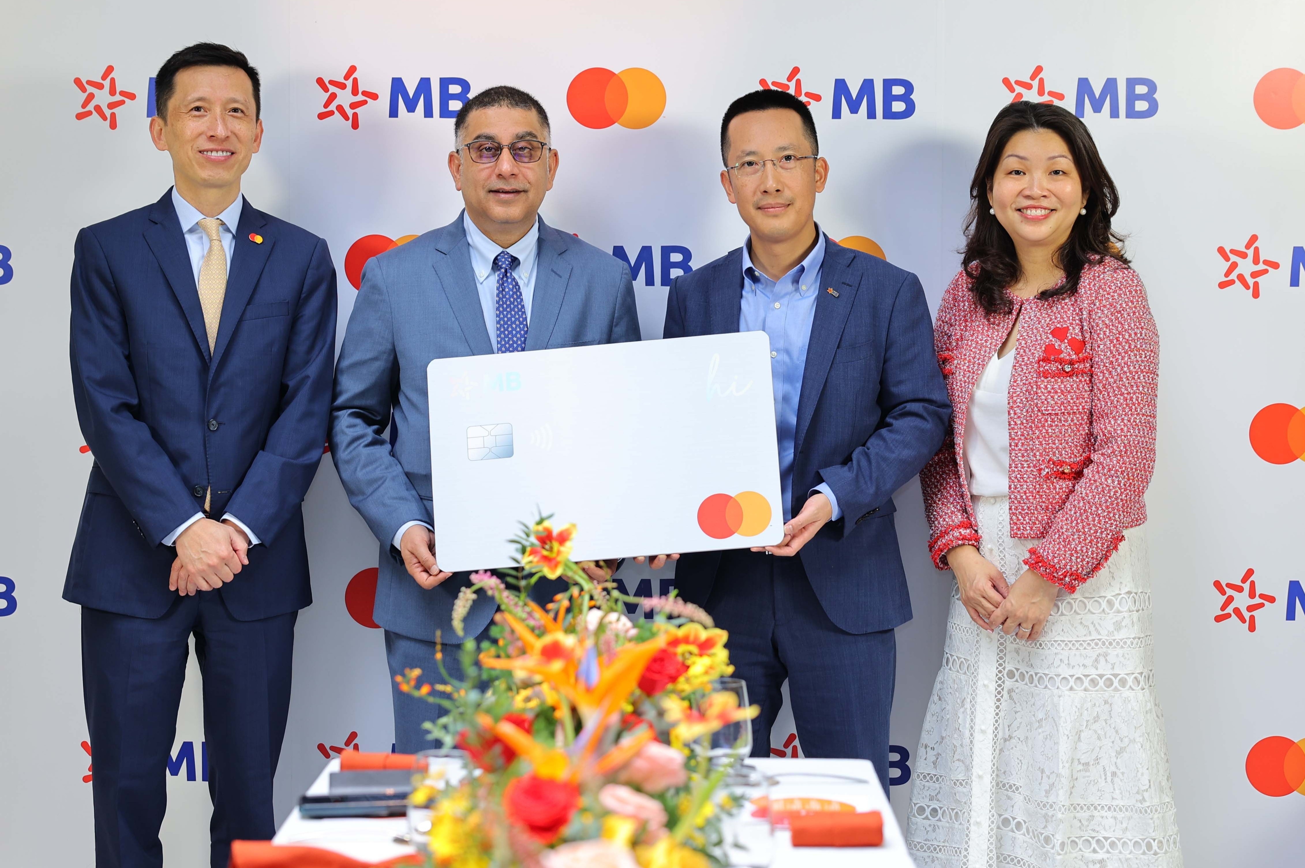 MB va Mastercard cong bo hop tac toan dien hinh anh