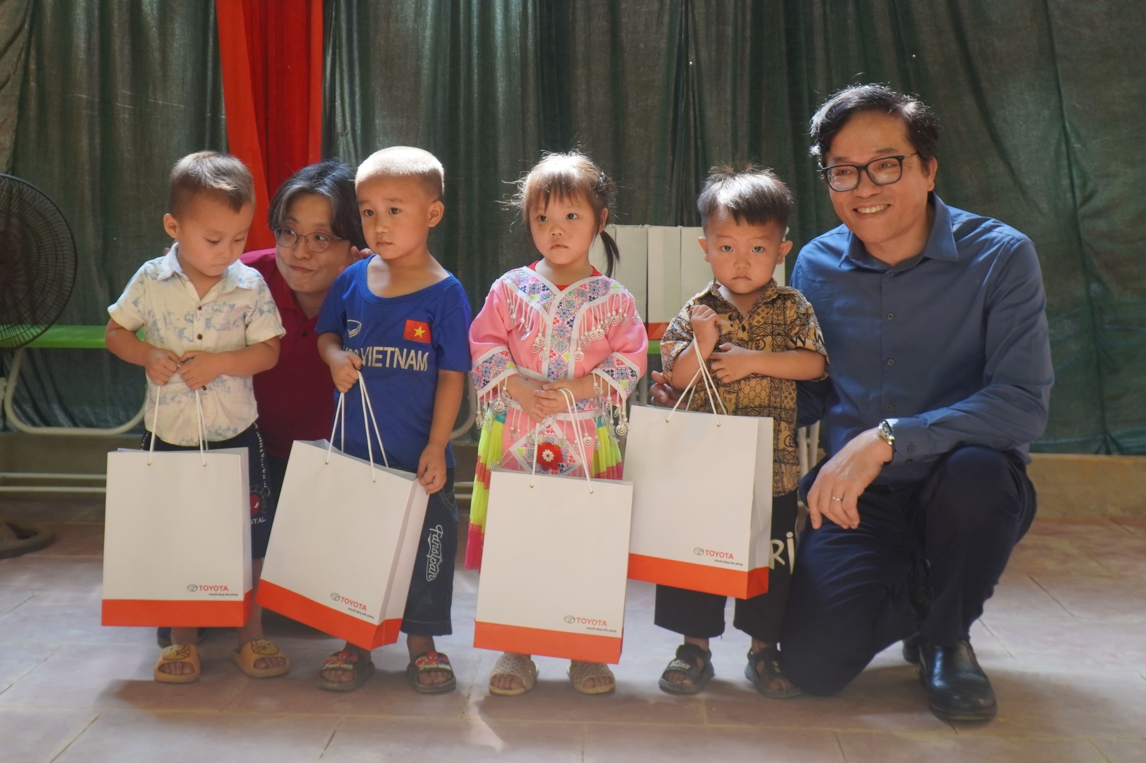 Quy Toyota Viet Nam ho tro xay 7 diem truong cho tre vung sau, vung xa hinh anh