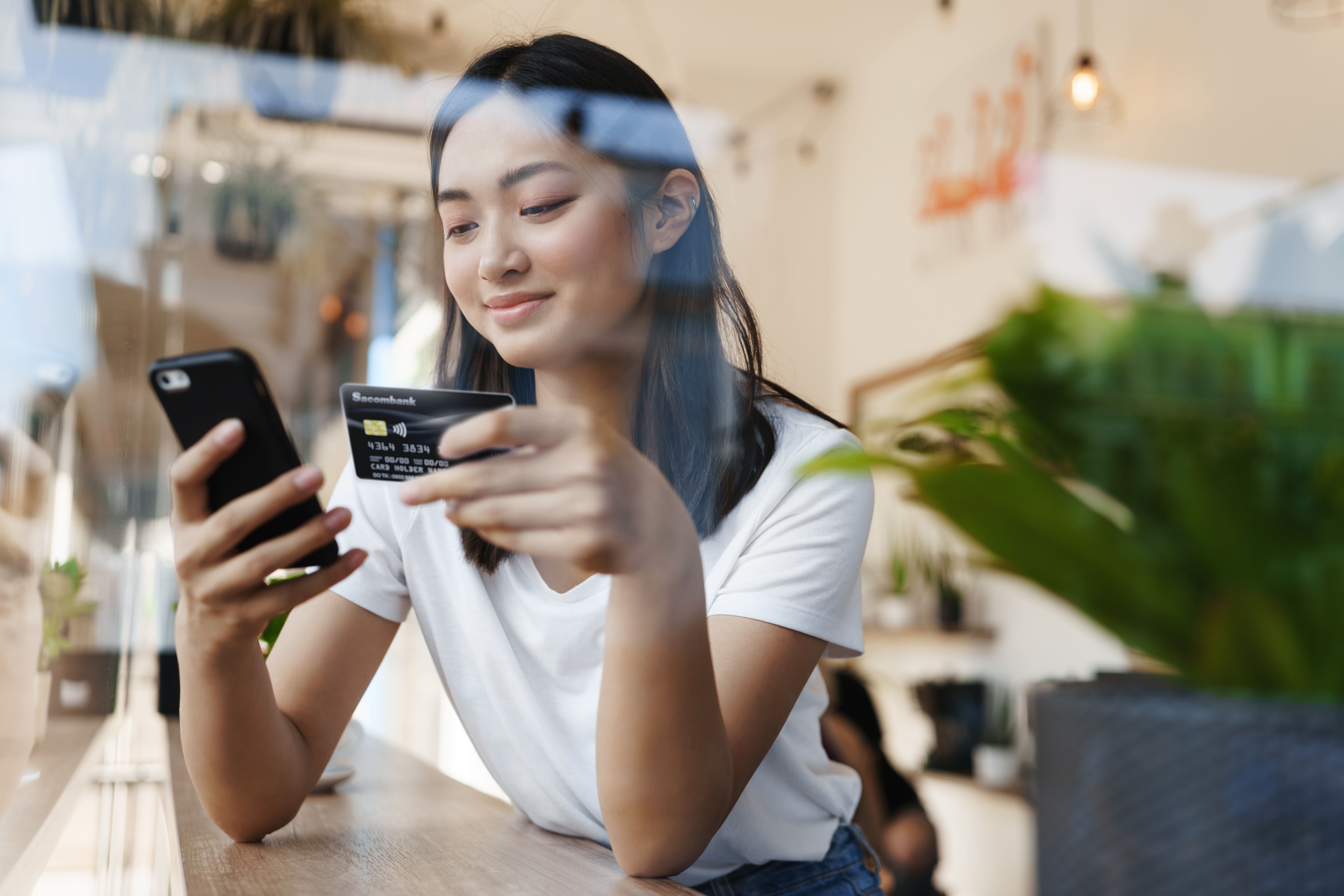 Mot ngay chi tieu chi dung the tin dung hinh anh