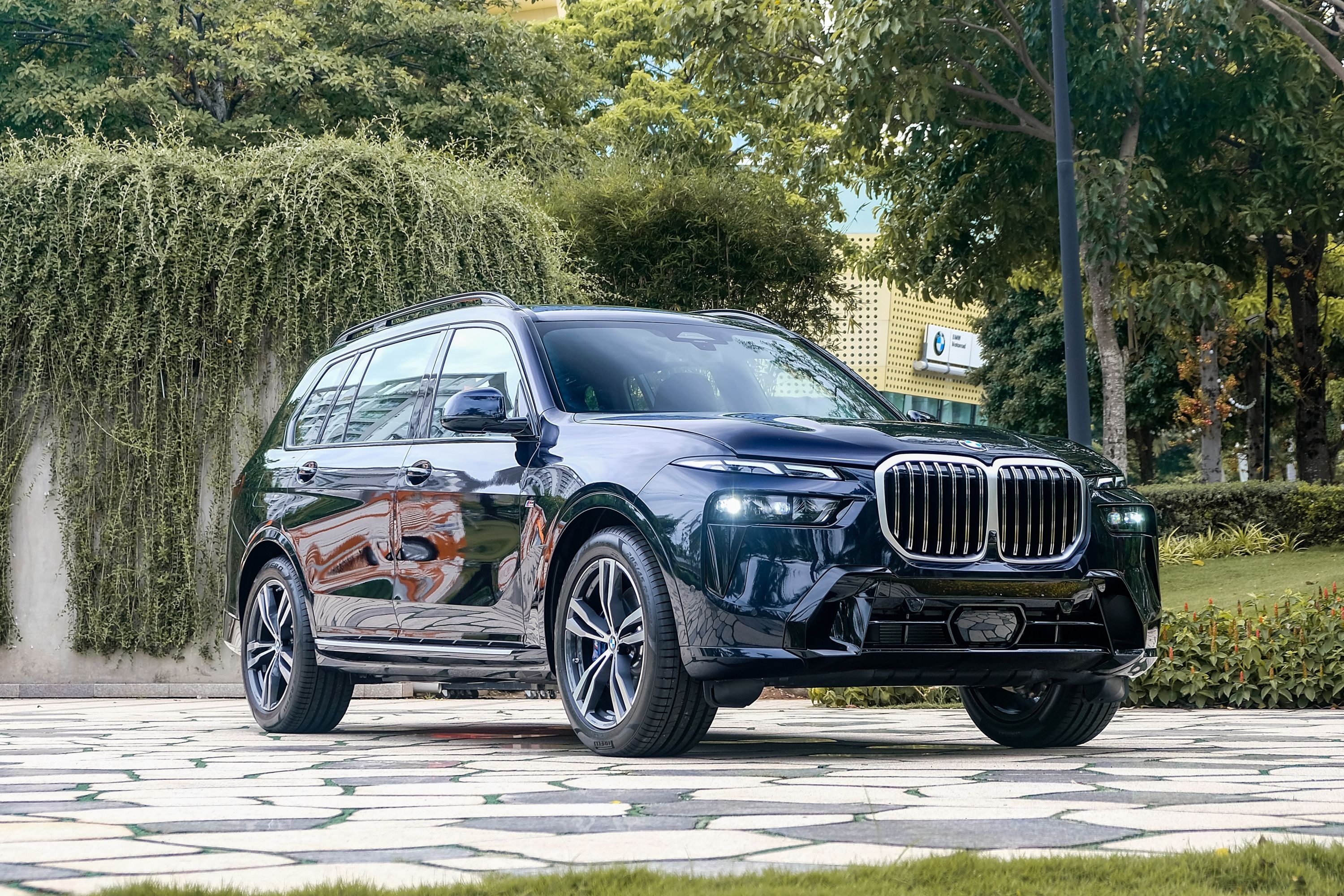 Can canh BMW X7 moi - mau 'SAV chu tich' tre trung va hap dan hinh anh