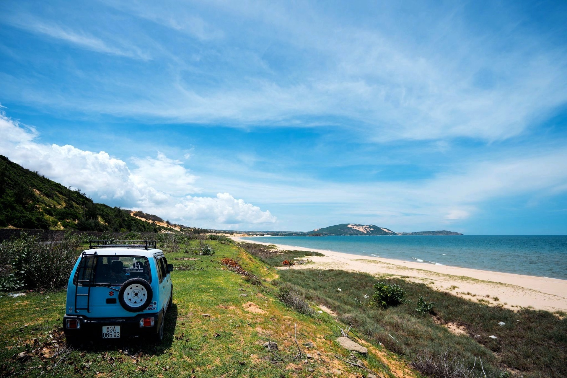 Khoac ba lo len va di du lich cung AI hinh anh