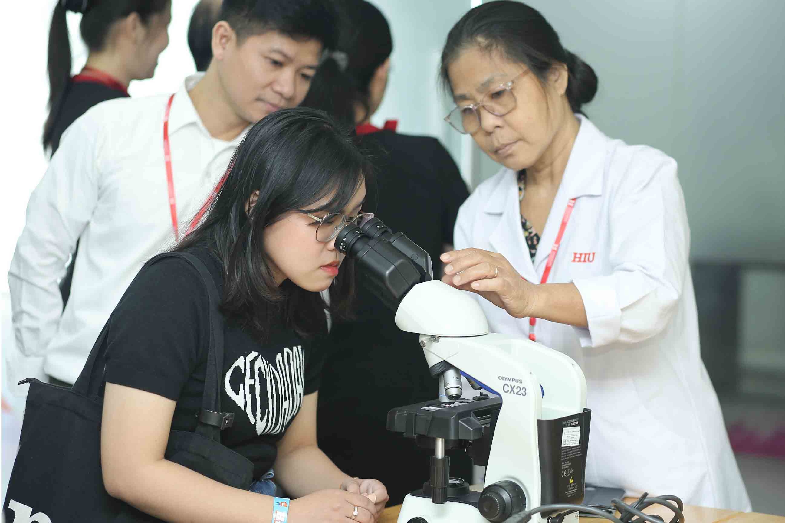 Hoc sinh THPT trai nghiem mot ngay lam sinh vien DH Quoc te Hong Bang hinh anh