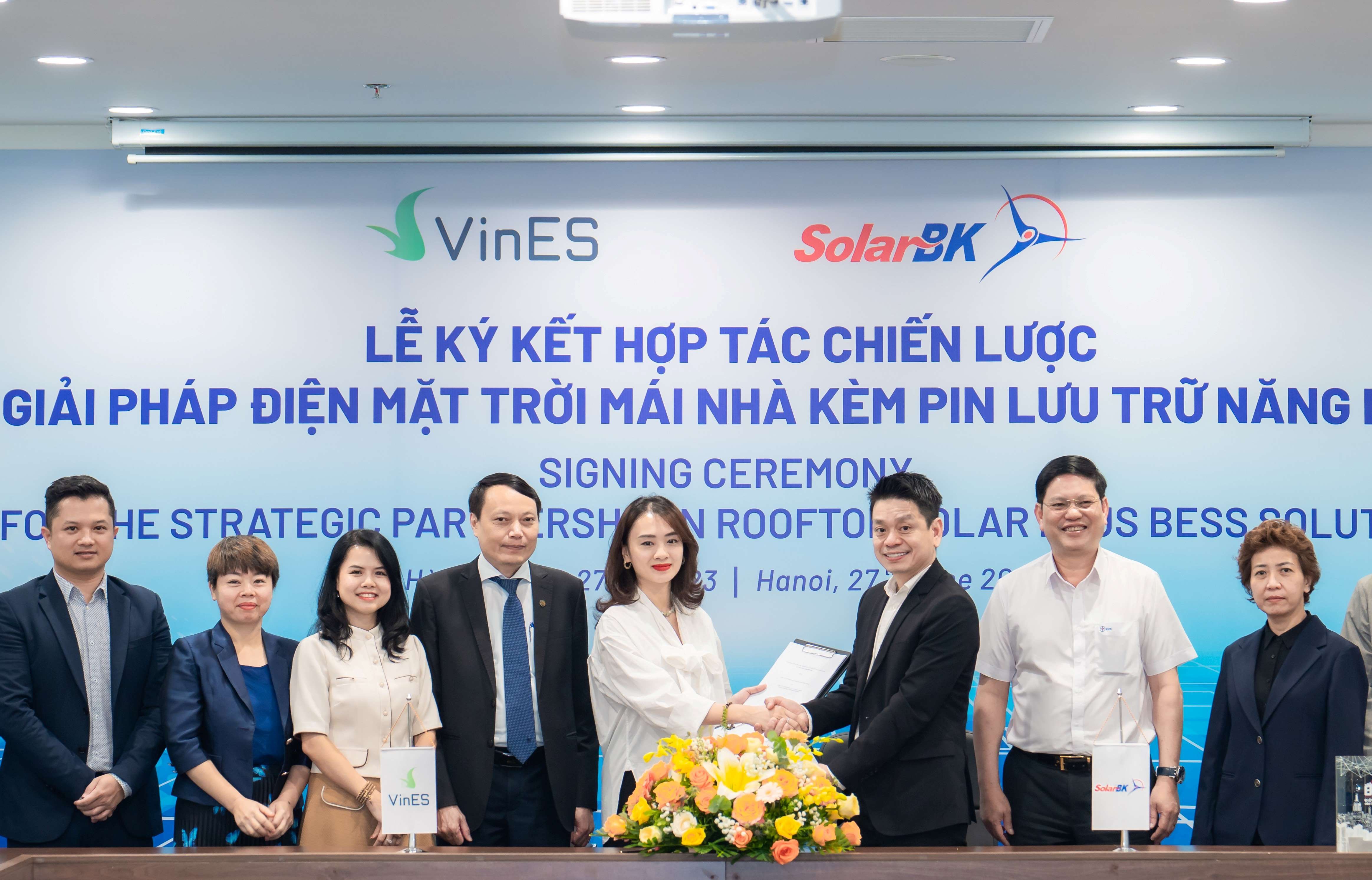 VinES VA SolarBK hop tac thuc day su dung nang luong xanh hinh anh