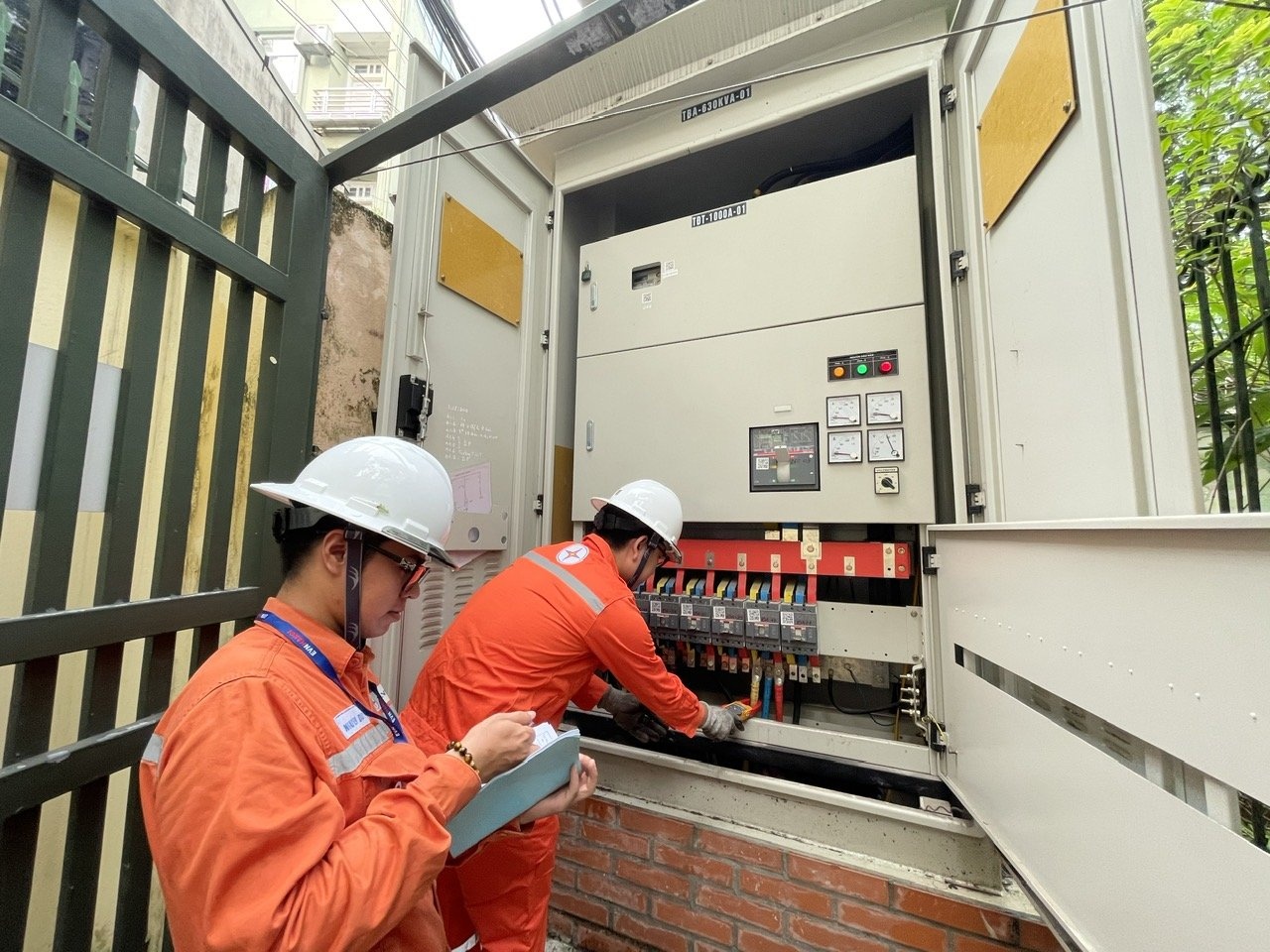 EVNHANOI dong hanh thi sinh trong ky thi tot nghiep THPT 2023 hinh anh