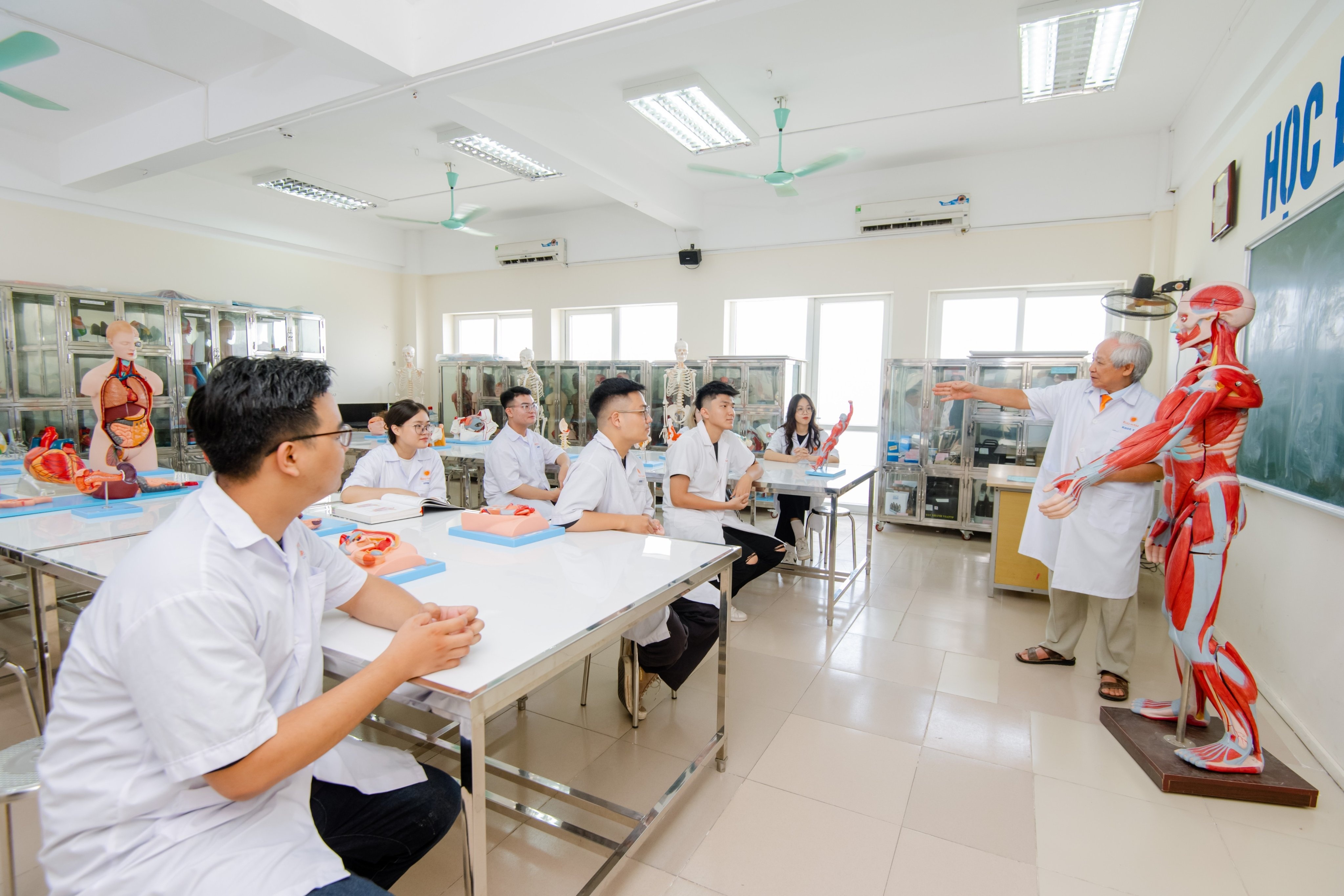 Co hoi nao cho thi sinh truoc diem chuan cao cua khoi nganh Suc khoe? hinh anh