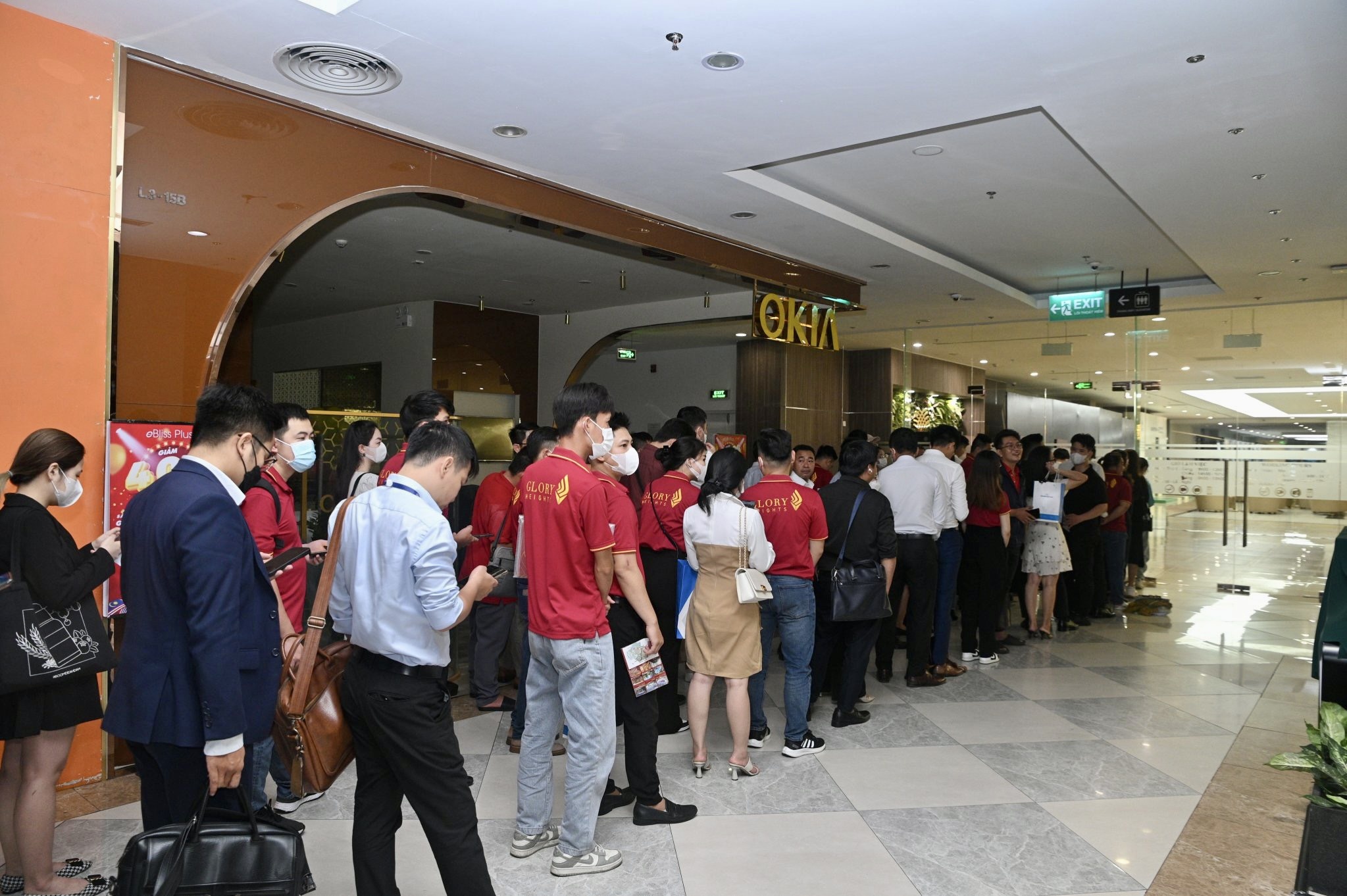 Khach xep hang ky thu tuc so huu Glory Heights hinh anh