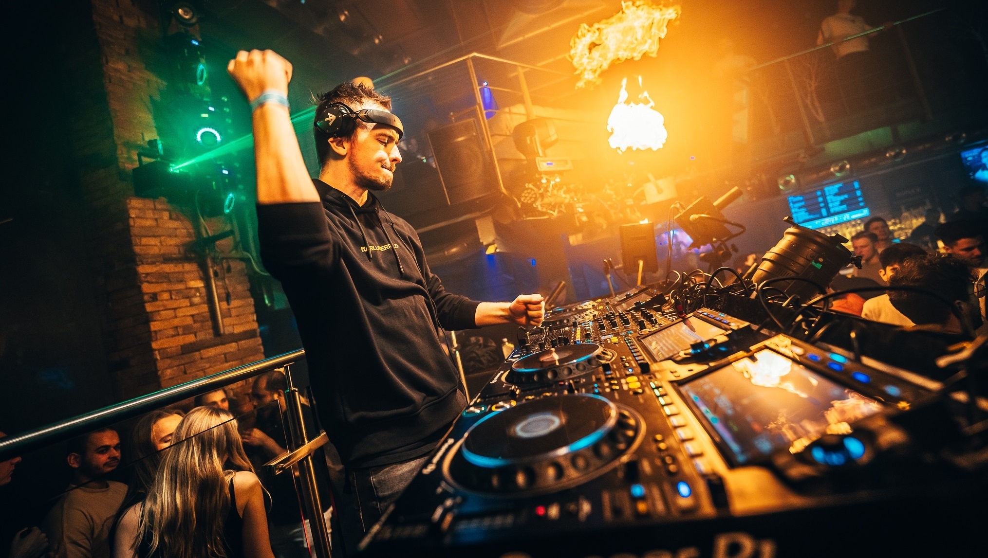 DJ tung duoc de cu Grammy se bieu dien tai Luxury Countdown Party 2024 hinh anh