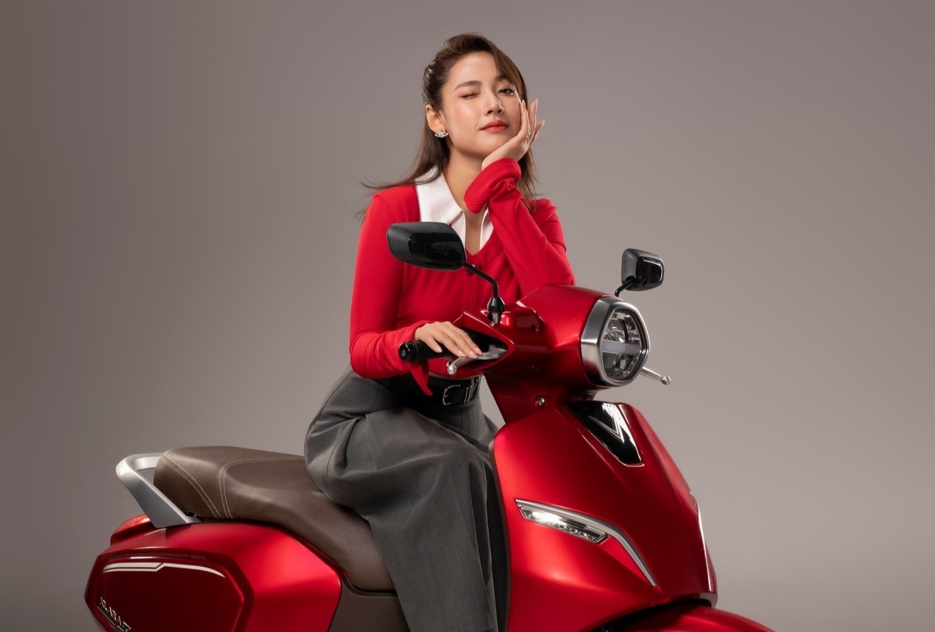 Cara Phuong bung 'chat' rieng cung xe may dien VinFast hinh anh