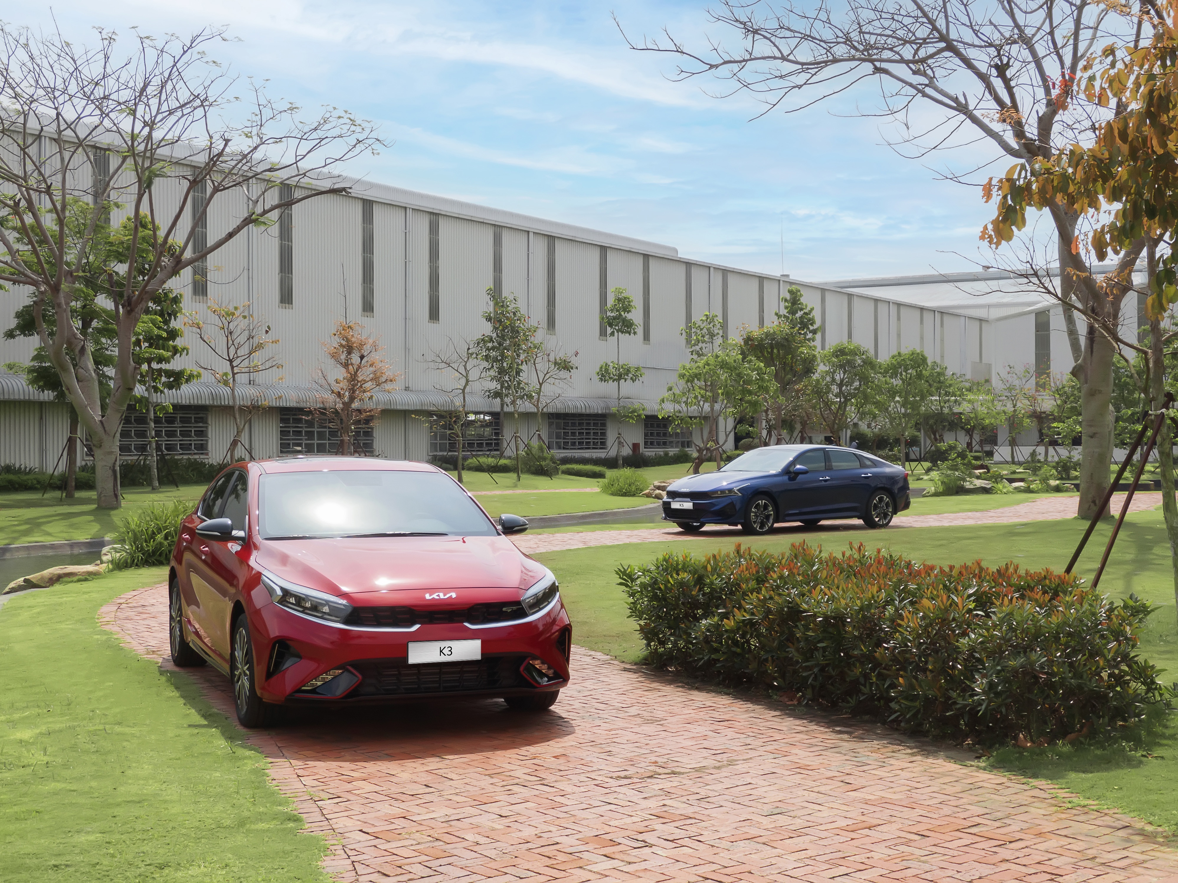 Bo doi K3, K5 giup Kia khang dinh vi the o phan khuc sedan hang C, D hinh anh