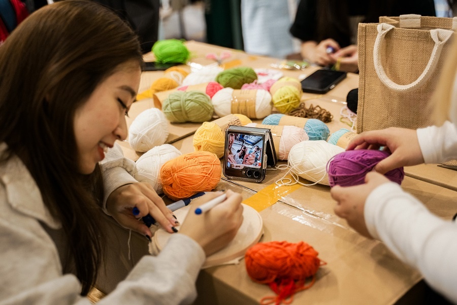 Sau nhap hoi linh hoat, gioi tre ‘nha via’ toa sang don nam moi hinh anh