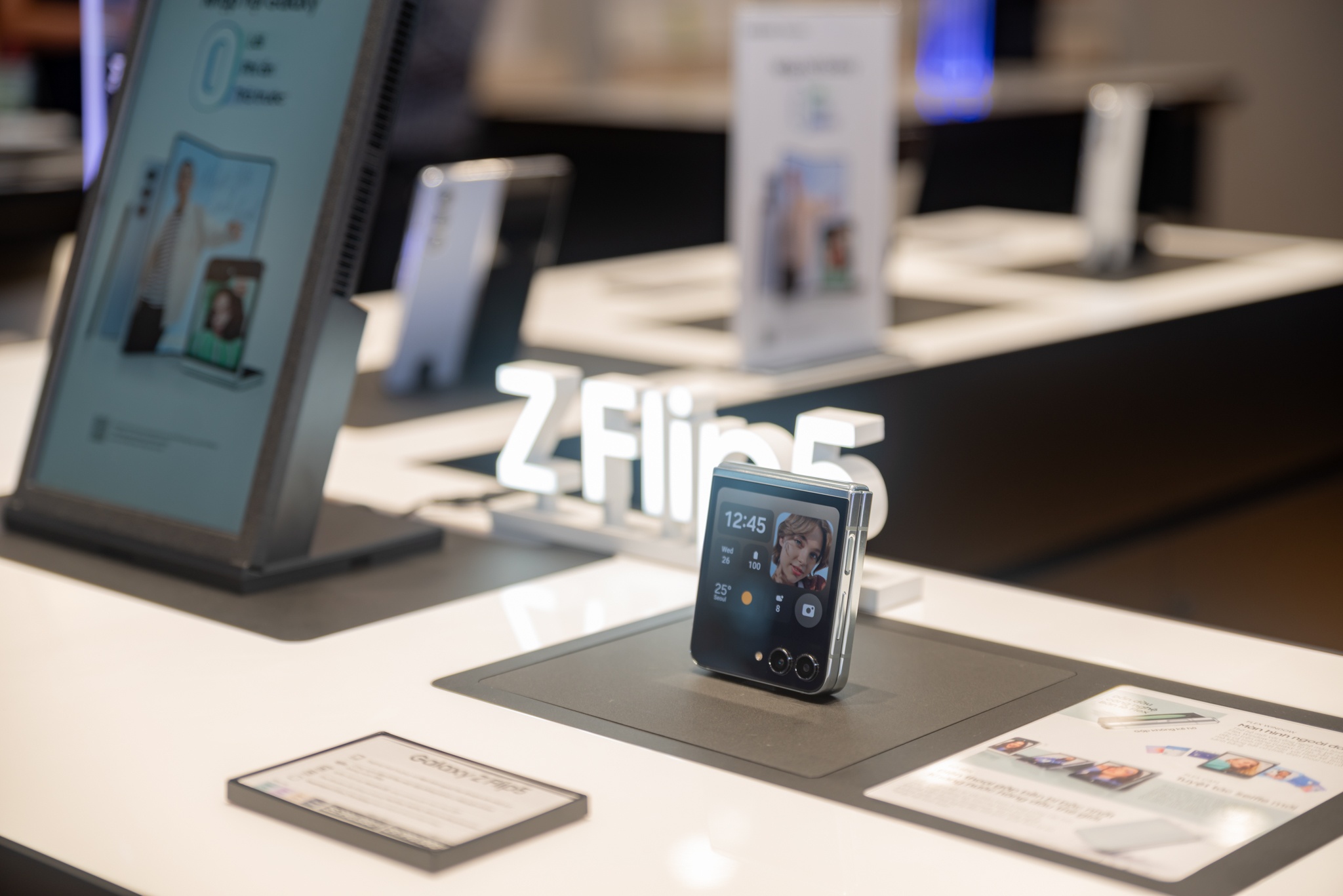 Khuyen mai khai truong cua hang trai nghiem Samsung lon nhat ca nuoc hinh anh