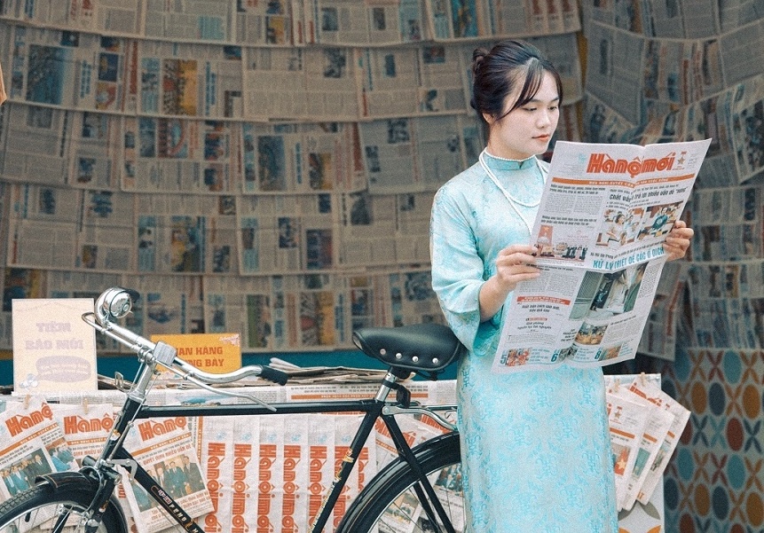 Nguoi dan hao hung check-in tai cho Tet xua phia dong Ha Noi hinh anh