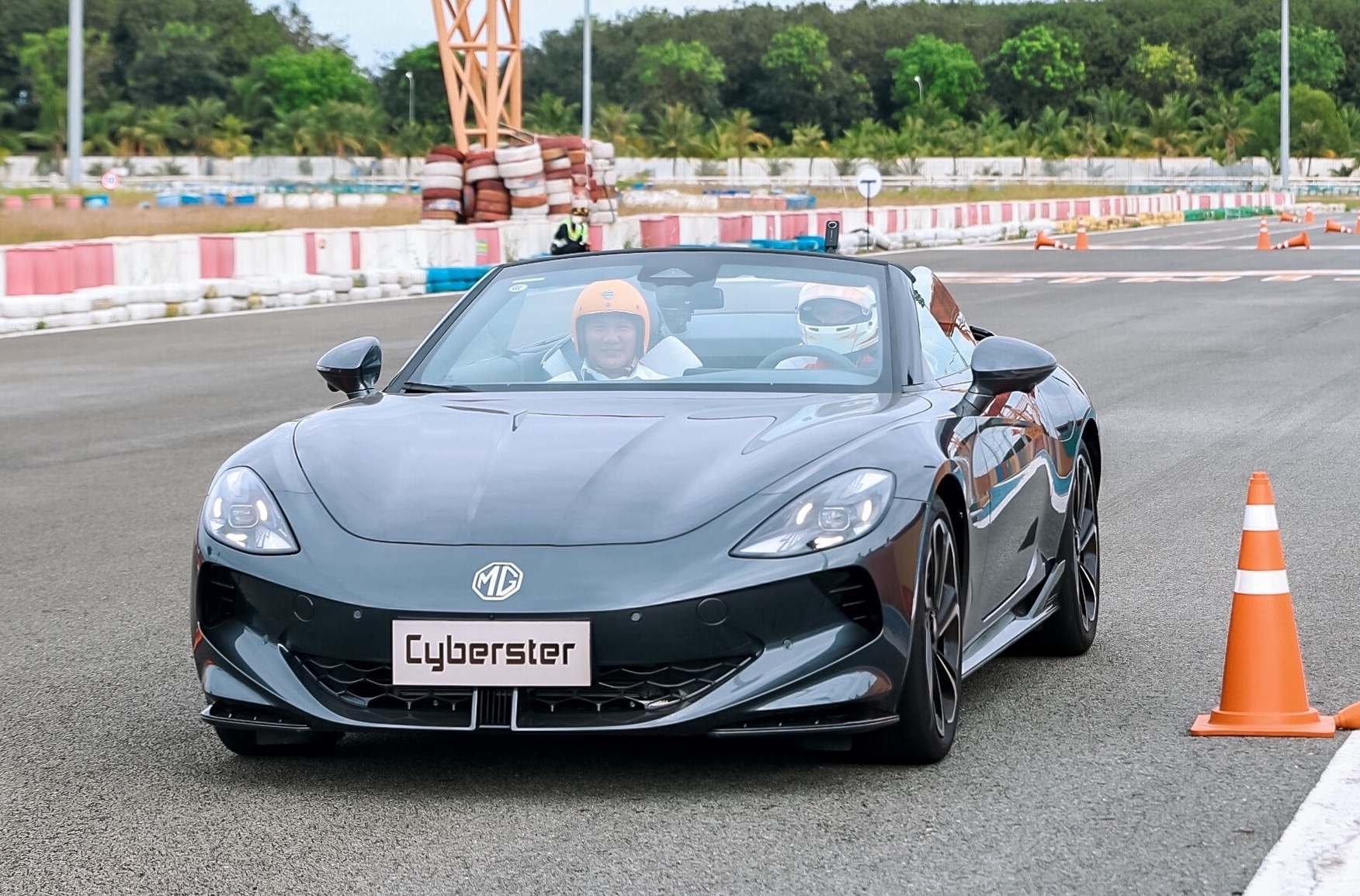 Xe the thao dien MG Cyberster ra mat thi truong Viet Nam hinh anh