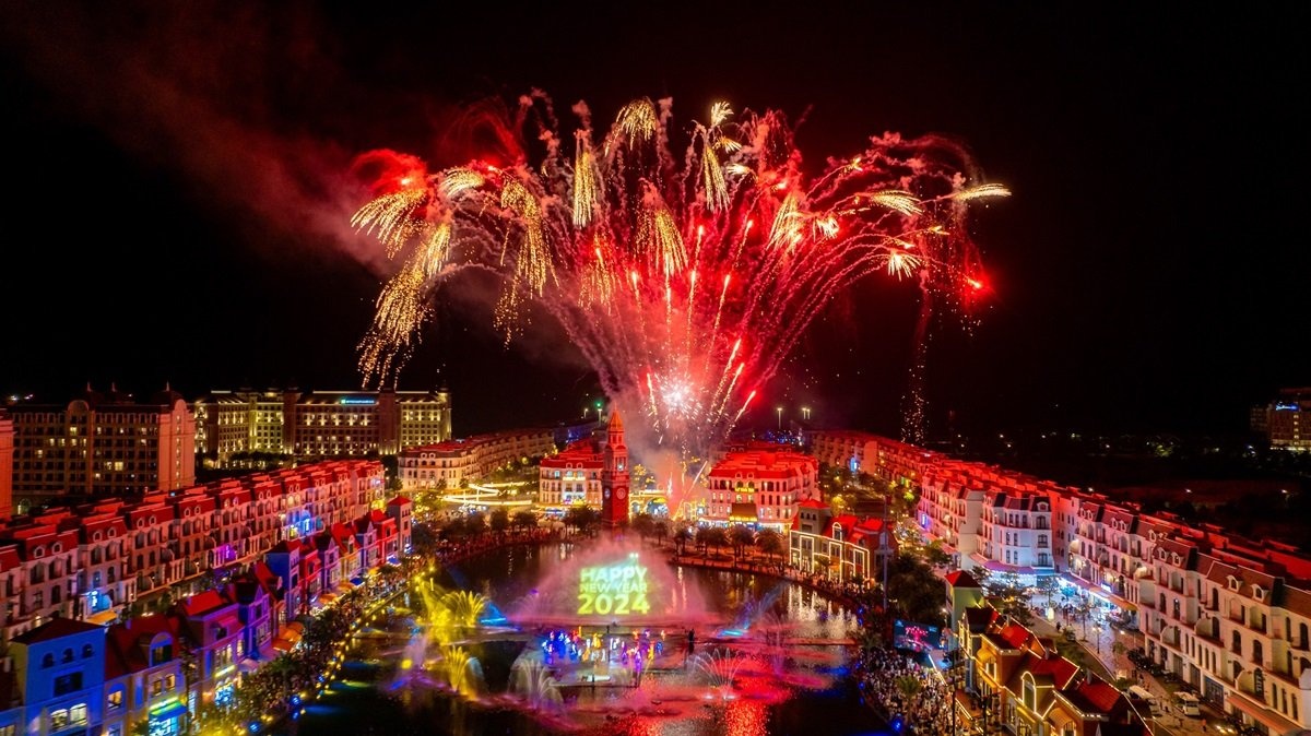 Gan 900.000 nguoi do ve ‘Vu tru Vin’ countdown don nam moi  hinh anh