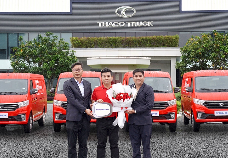 Thaco Auto ban giao lo 140 xe cho J&T Express Viet Nam hinh anh