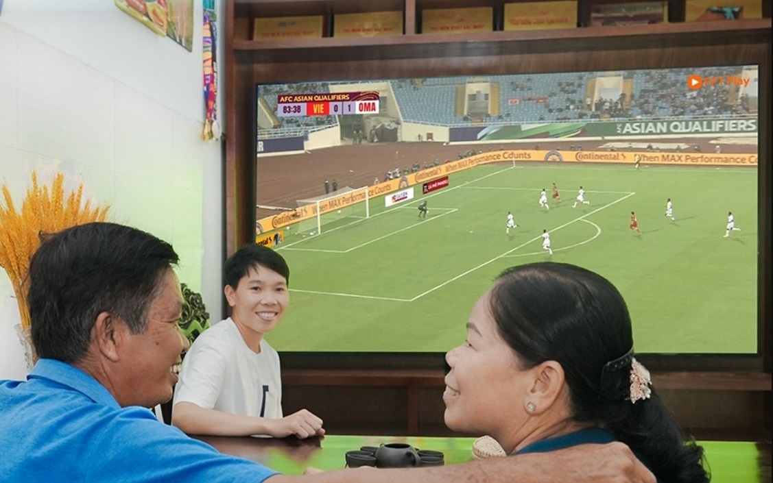Thu mon Kim Thanh co vu tuyen Viet Nam tai Asian Cup qua TV 98 inch hinh anh