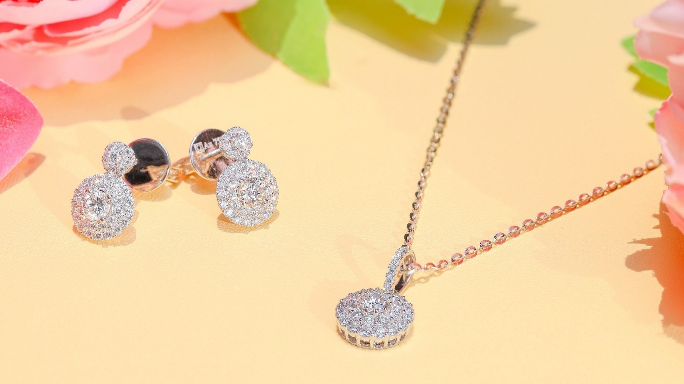 Don nam moi ruc ro, vuong gia voi trang suc kim cuong Que Jewelry hinh anh