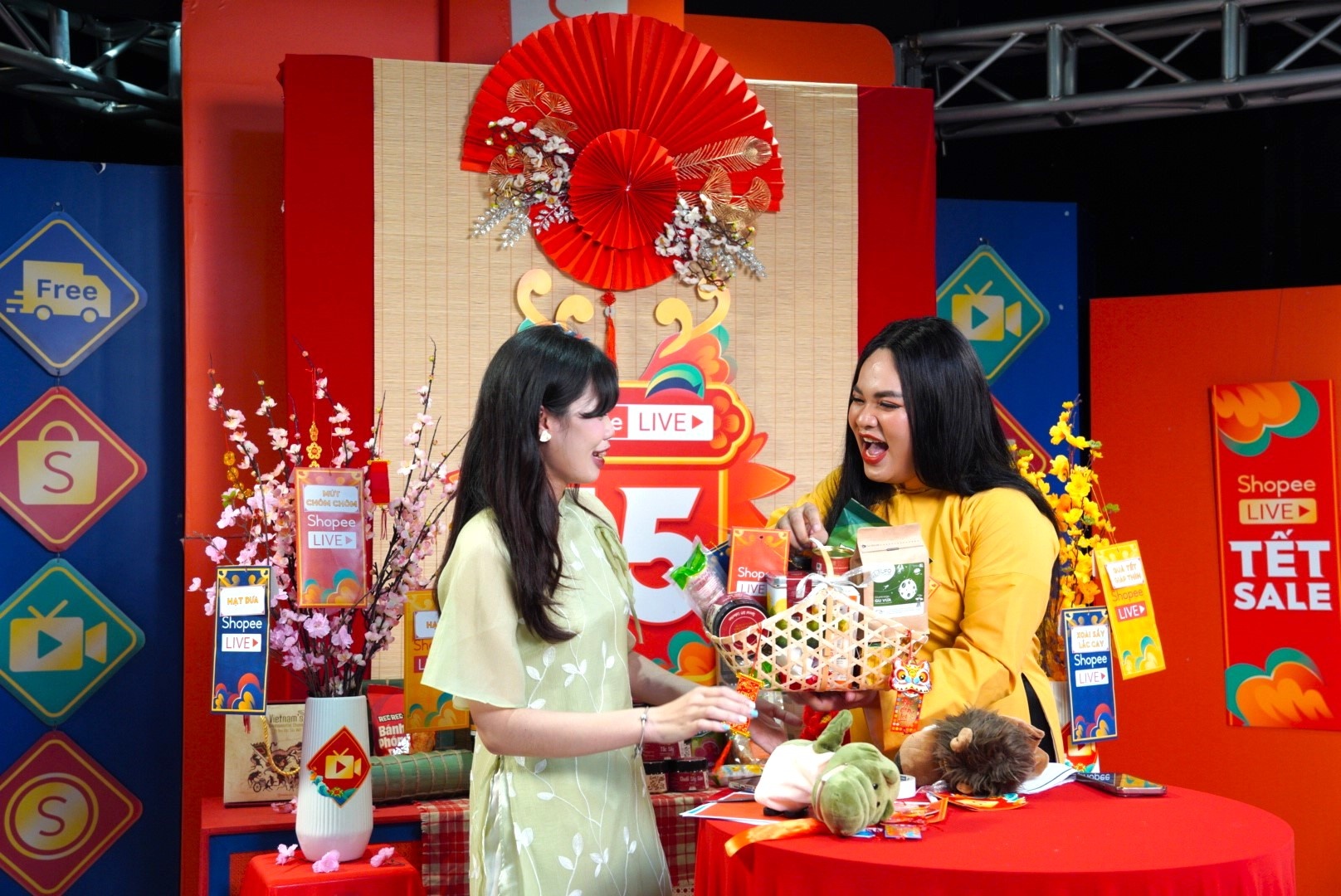 Shopee livestream lan toa nong san Viet, kich cau mua sam Tet hinh anh