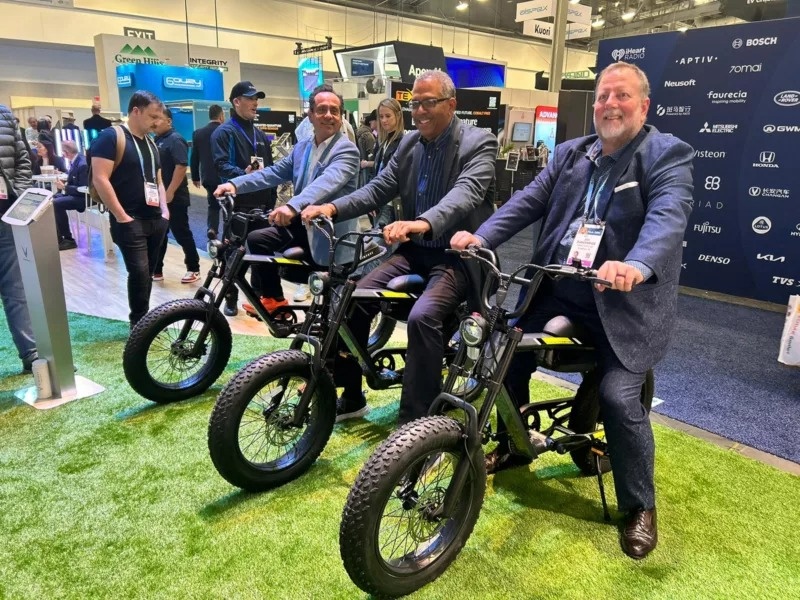 Khach My thich thu trai nghiem xe dap dien DrgnFly cua VinFast hinh anh