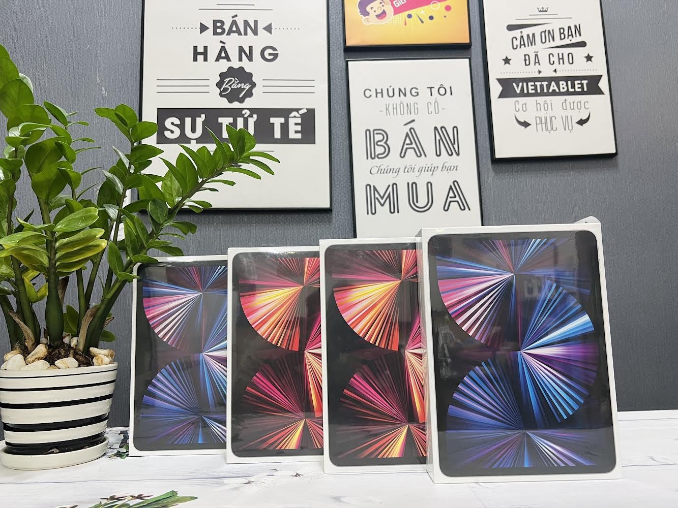 Nhung mau tablet dang mua dip can Tet hinh anh