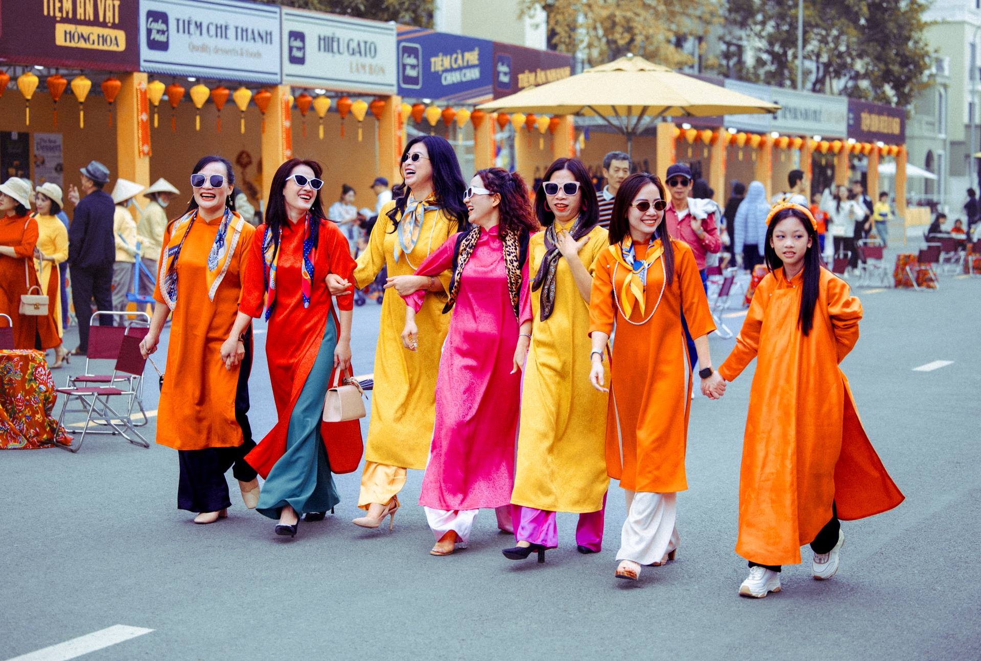 Xu huong mua sam dau nam 2024 - di mot noi, sam ca Tet hinh anh