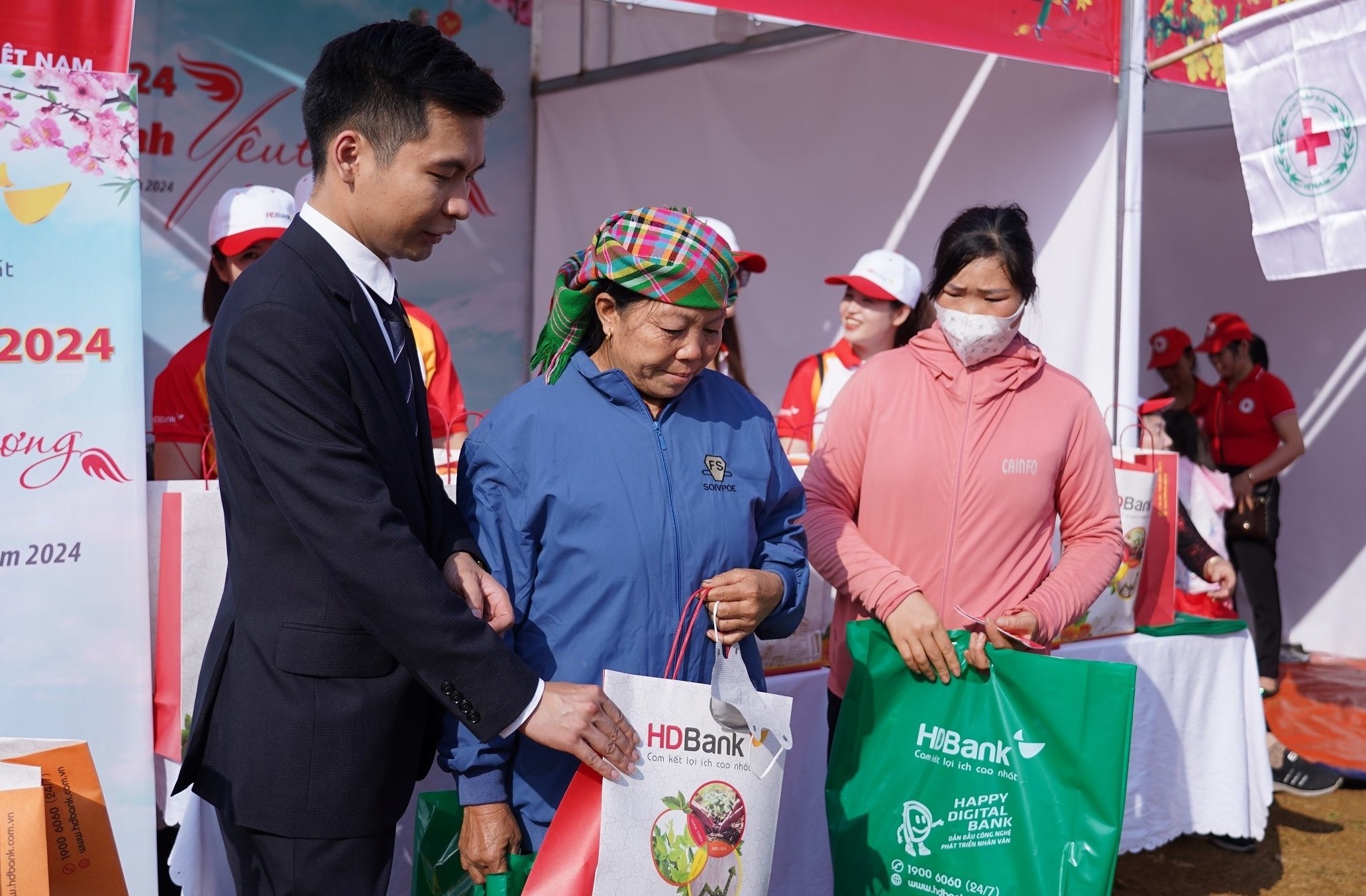 HDBank mang Tet som den dong bao ban Puoi hinh anh