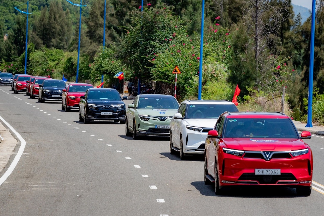 Chia se trai nghiem cung xe dien VinFast, trung giai thuong vang rong hinh anh