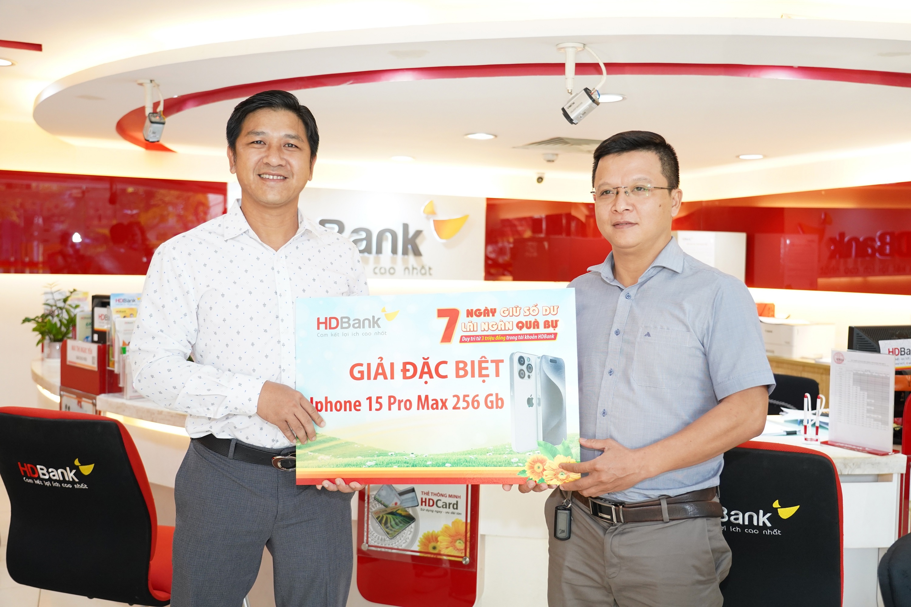 Khai xuan 'rinh' vang rong, iPhone 15 tren app HDBank hinh anh