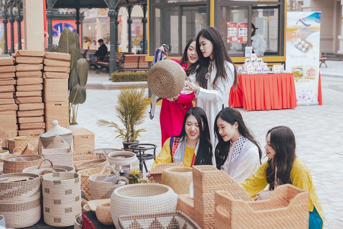 Khach nuom nuop sam Tet tai hoi cho xuan quy mo bac nhat Viet Nam hinh anh