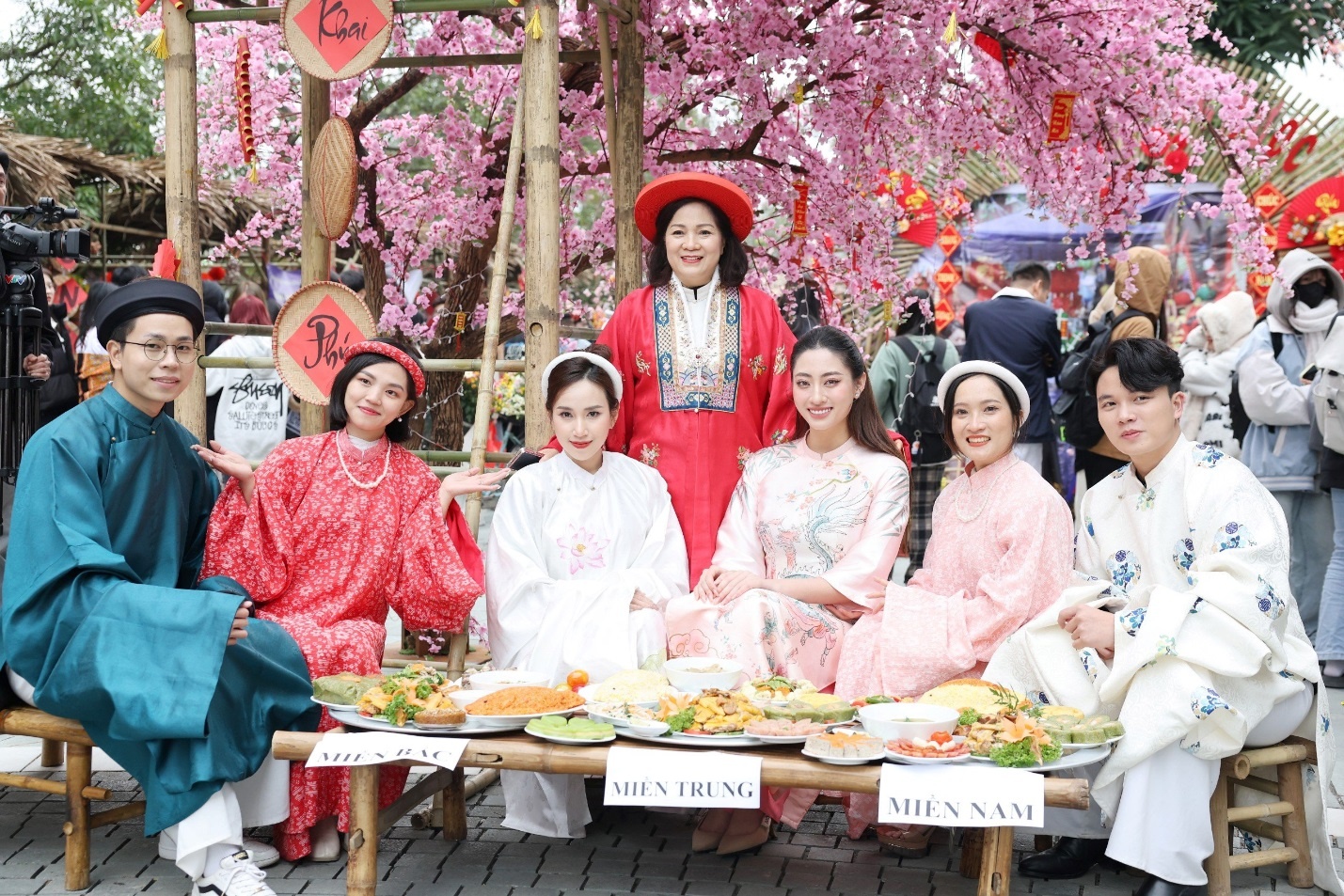 Hoa hau Luong Thuy Linh cung thay tro DH Dai Nam trai nghiem Tet xua hinh anh