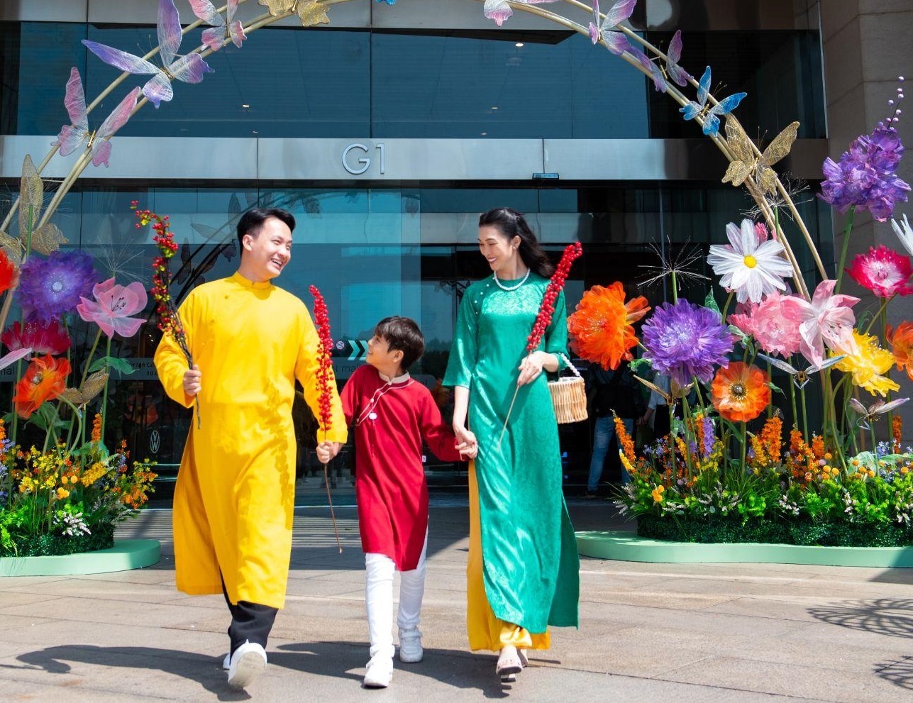 Thoa suc check-in cum trang tri ruc ro sac xuan tai Crescent Mall hinh anh