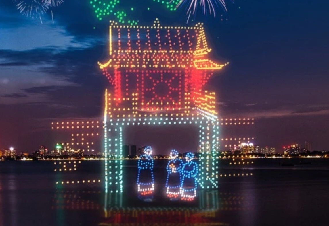 Ha Noi trinh dien anh sang nghe thuat voi 2.024 drone dem 30 Tet hinh anh