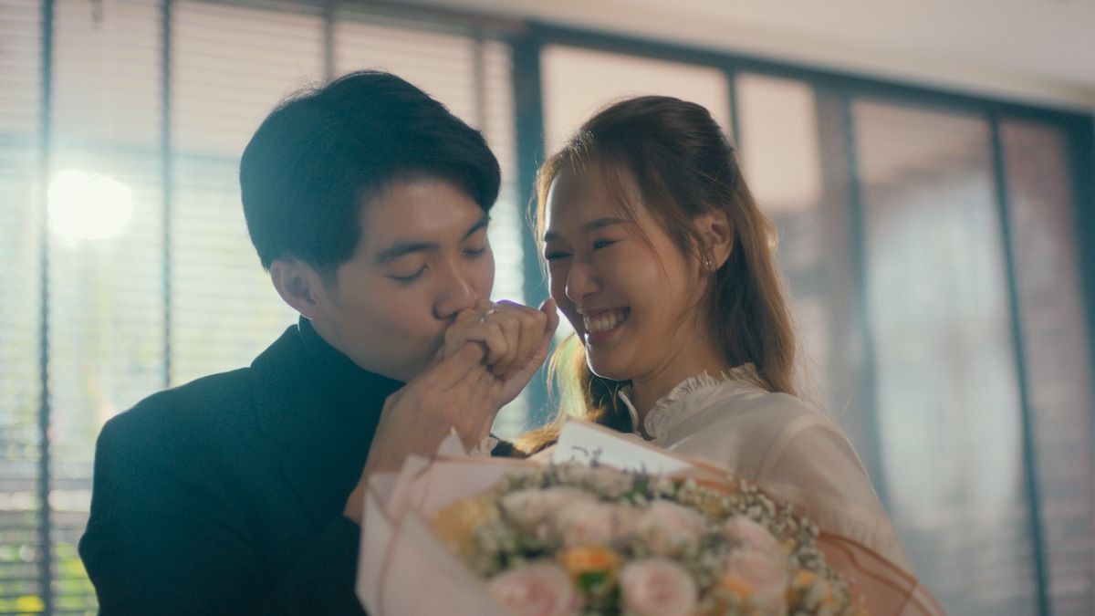 Xuc cam rung dong trong le cau hon dip Valentine hinh anh