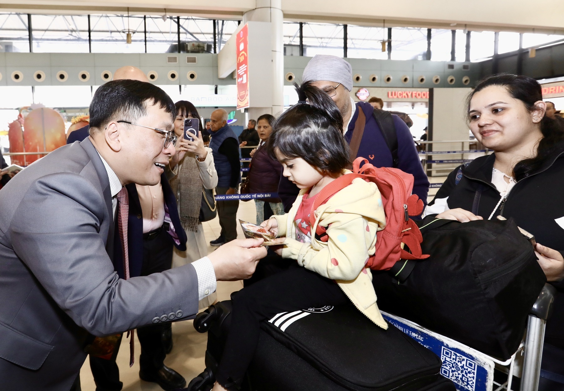 Du khach nhan li xi tu Vietjet khi xuat hanh ngay dau nam hinh anh