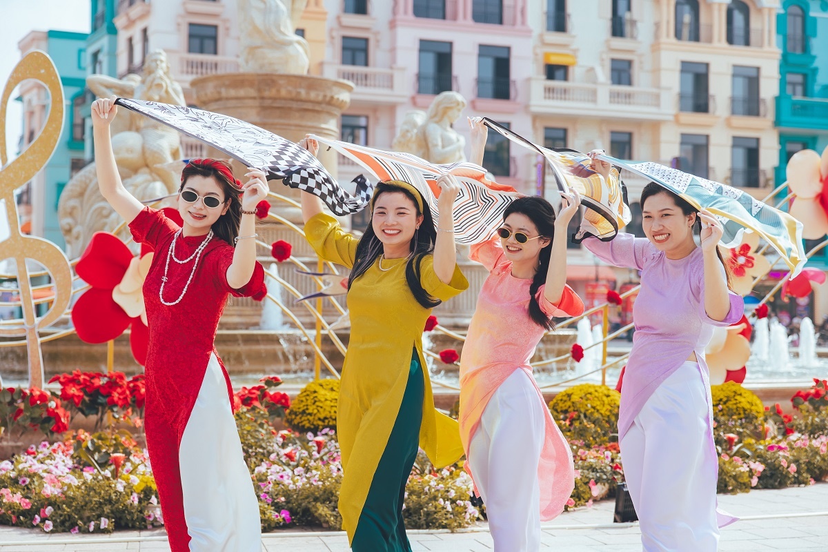 Gan nua trieu luot khach ‘cap ben’ Grand World ky nghi Tet 2024 hinh anh