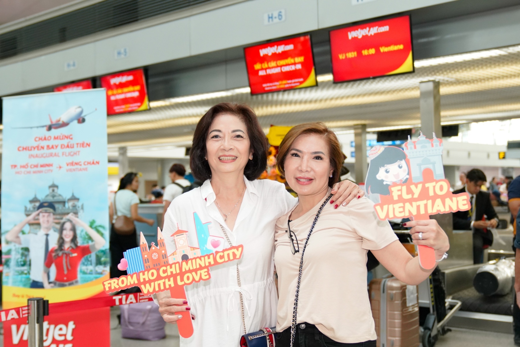 Vietjet khai truong duong bay ket noi TP.HCM voi Vieng Chan hinh anh