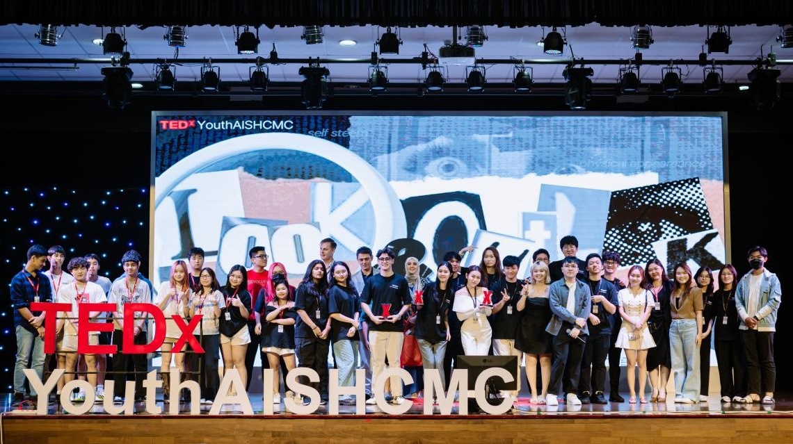 Truong Quoc te Uc,  AIS anh 1