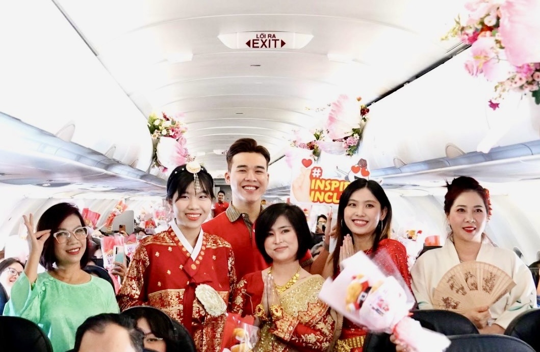 Bay ra the gioi cung nguoi phu nu minh yeu dip 8/3 hinh anh