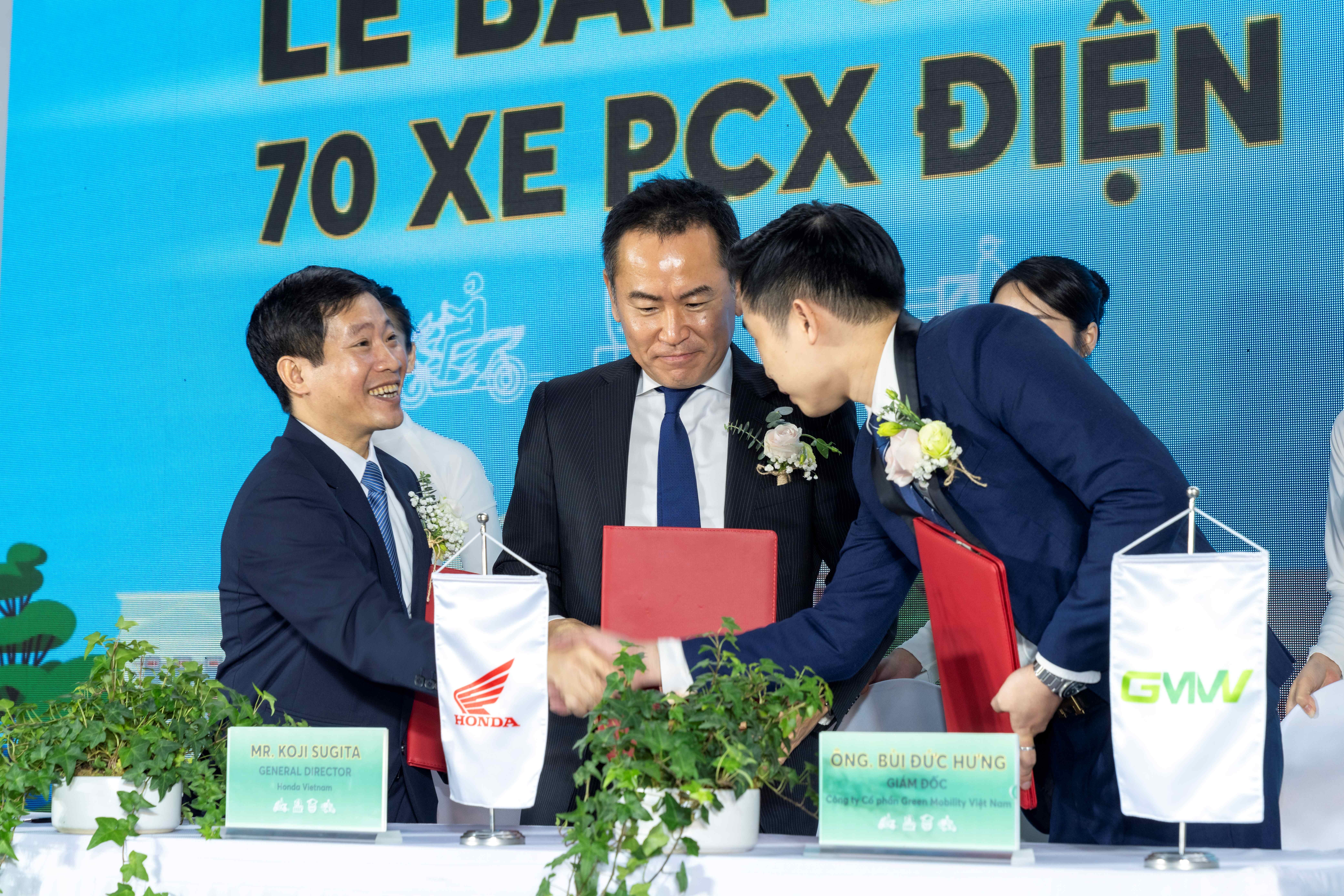 Honda Viet Nam ho tro truong DH 70 xe may dien phuc vu hoc tap hinh anh