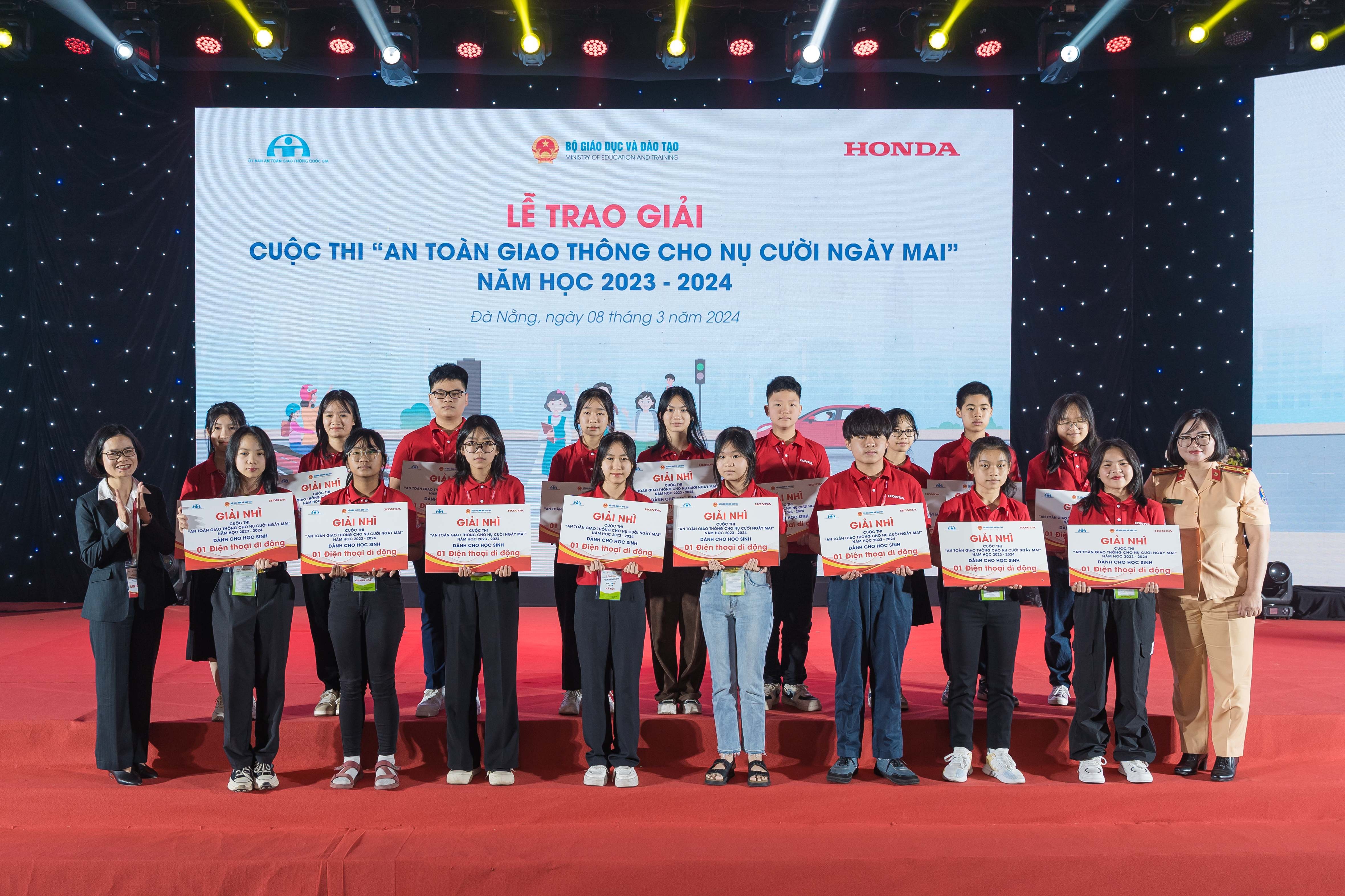 Honda to chuc le trao giai 'An toan giao thong cho nu cuoi ngay mai' hinh anh