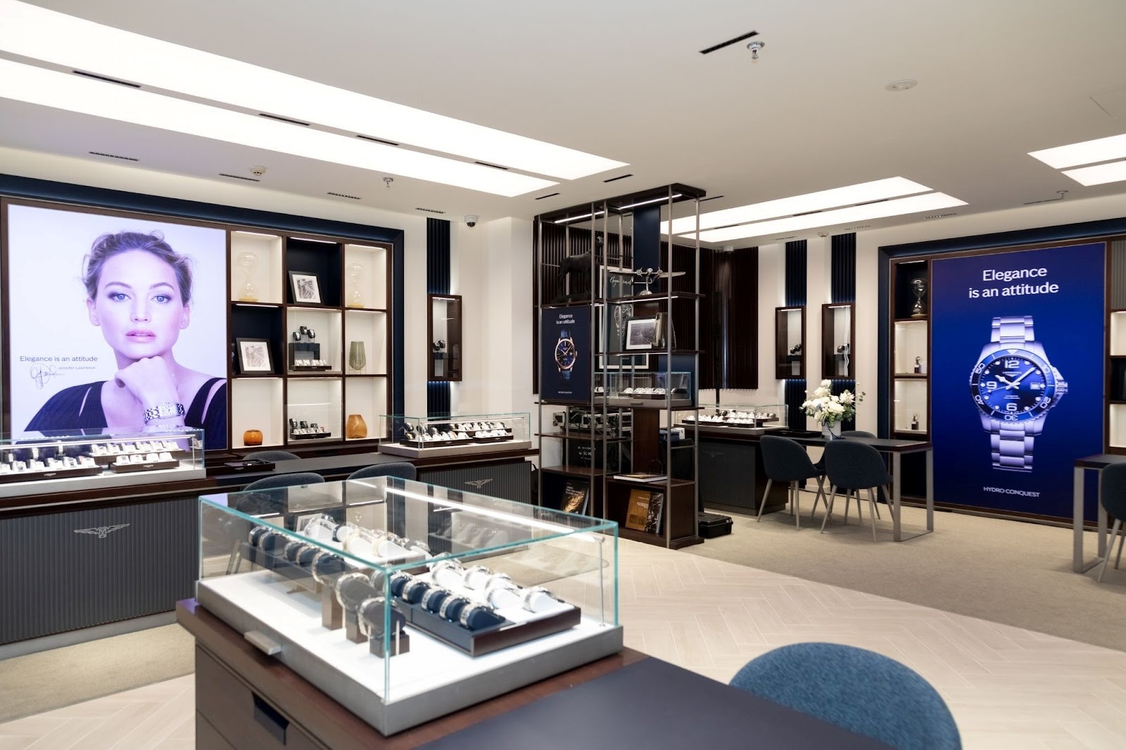 Ben trong phong trung bay thuong hieu Longines tai trung tam TP.HCM hinh anh