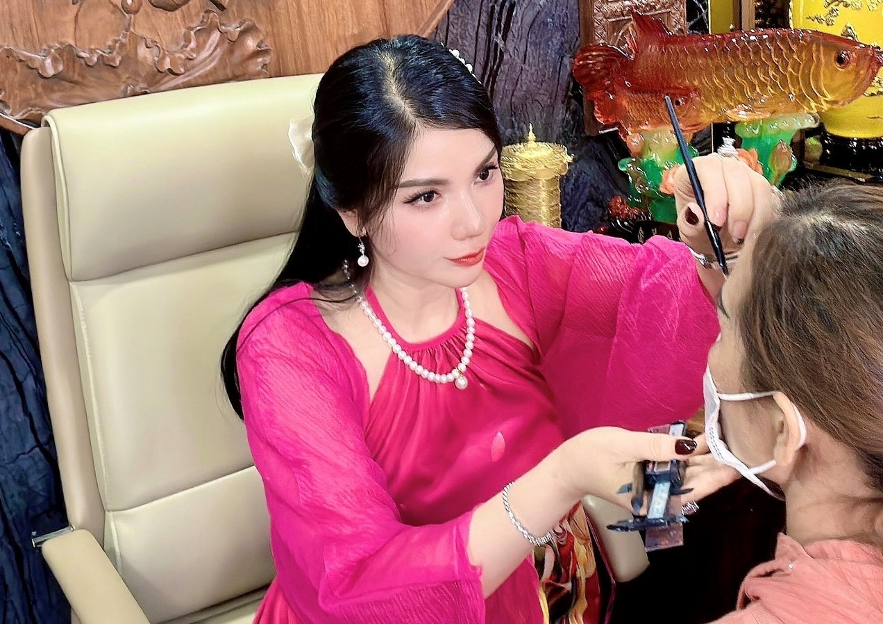 TMV Nguyen Nhung ung dung phong thuy trong dieu khac chan may hinh anh