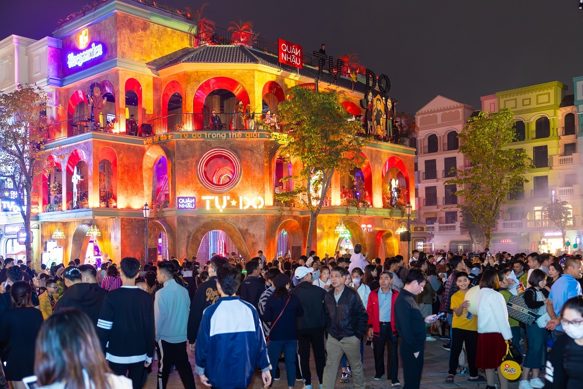 Grand World,  The Grand Voyage anh 1