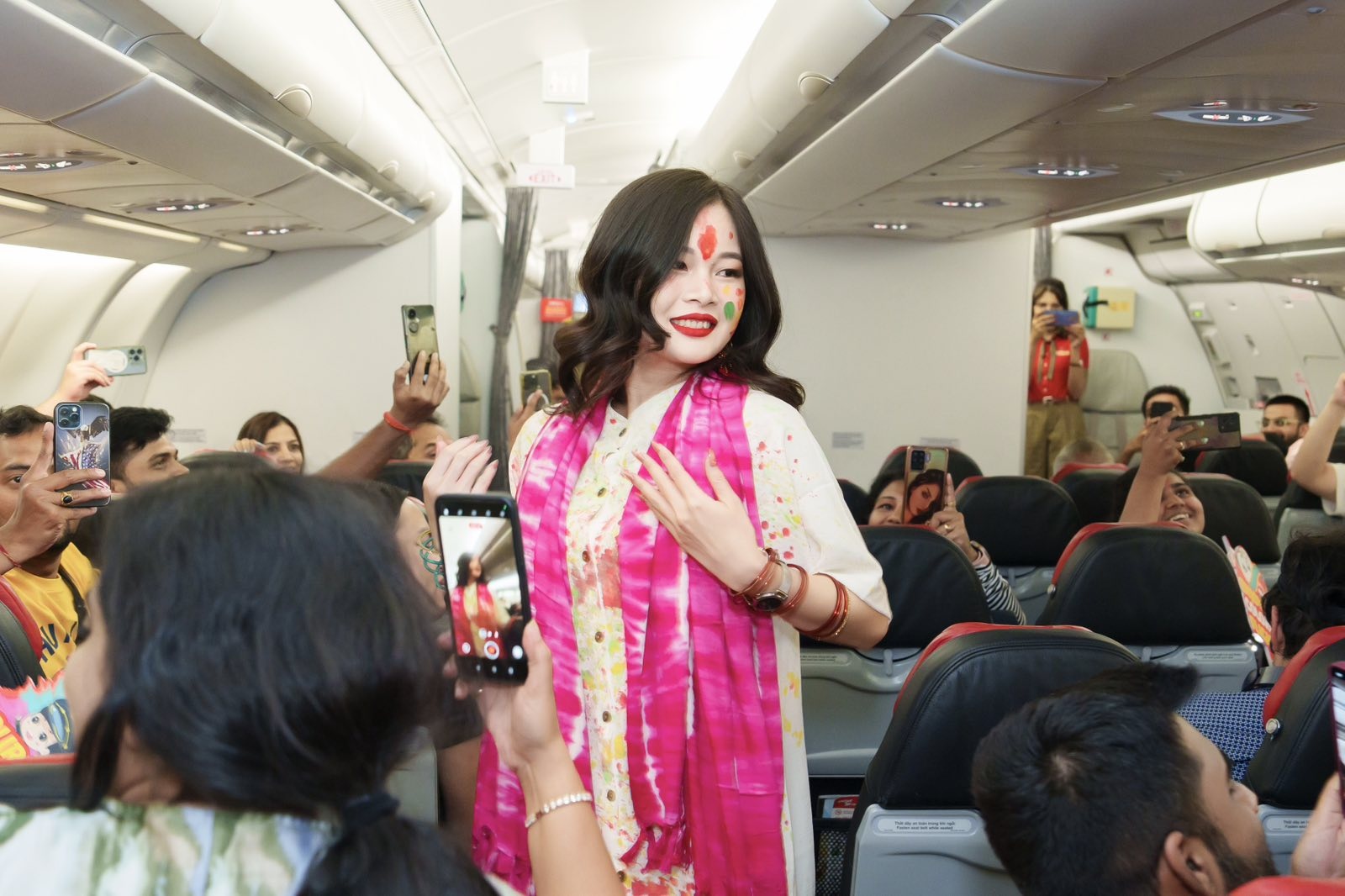 Don le hoi Holi tung bung sac xuan, tan huong uu dai lon cung Vietjet hinh anh